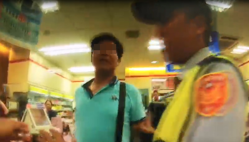 顏男推擠警方,被警方壓制在地,要求他冷靜。(翻攝畫面)
