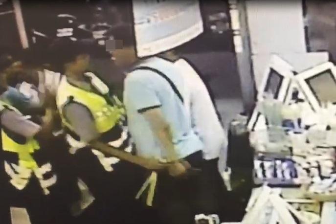 顏男追進便利商店內找人吵架。（翻攝畫面）