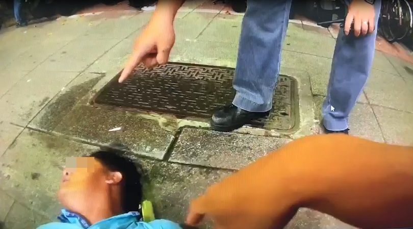 顏男推擠警方,被警方壓制在地,要求他冷靜。(翻攝畫面)