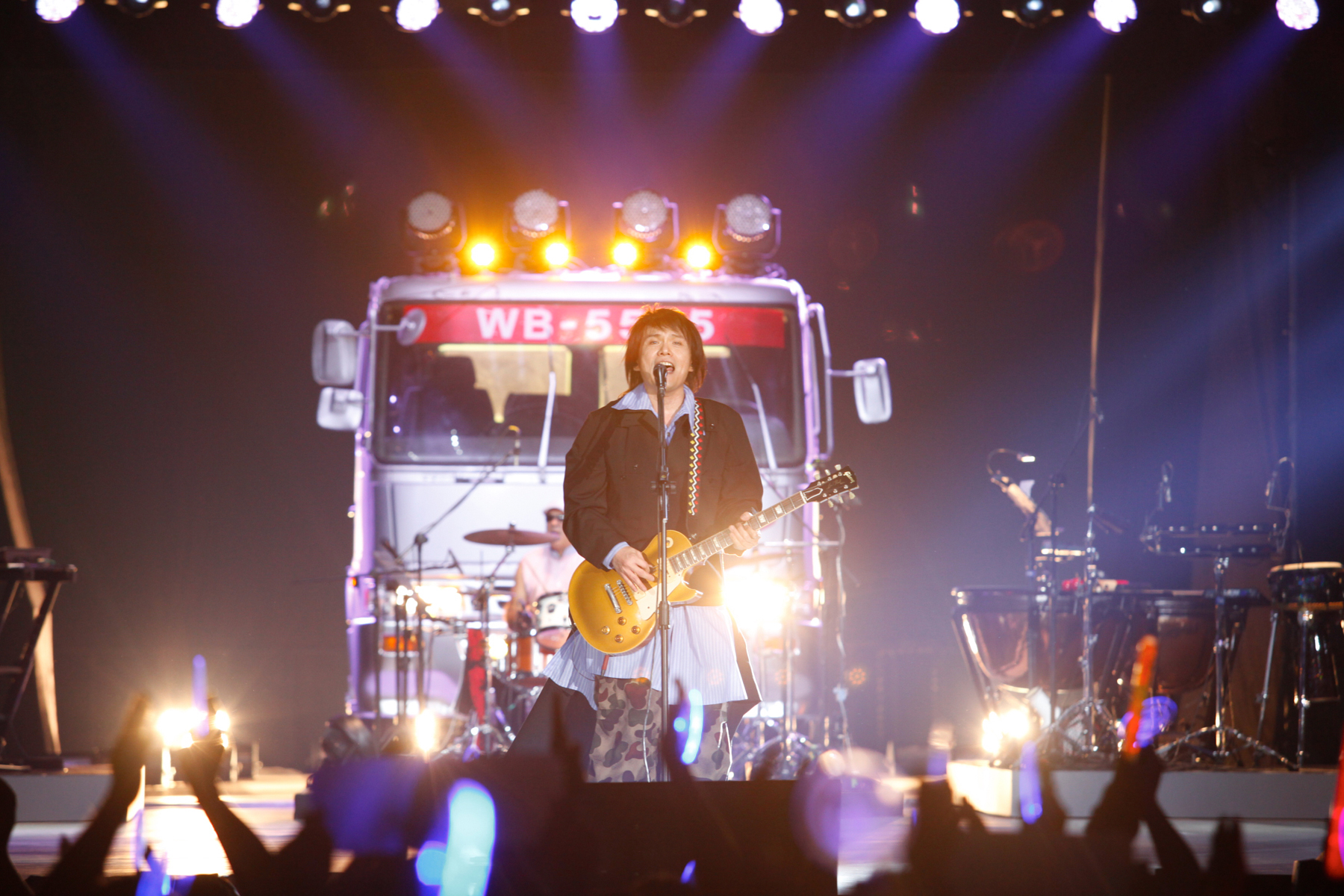 伍佰「透南風」演唱會23日在高雄首唱，現場開進一輛巨型卡車頭，為演唱會注入正港台味。（環球提供）