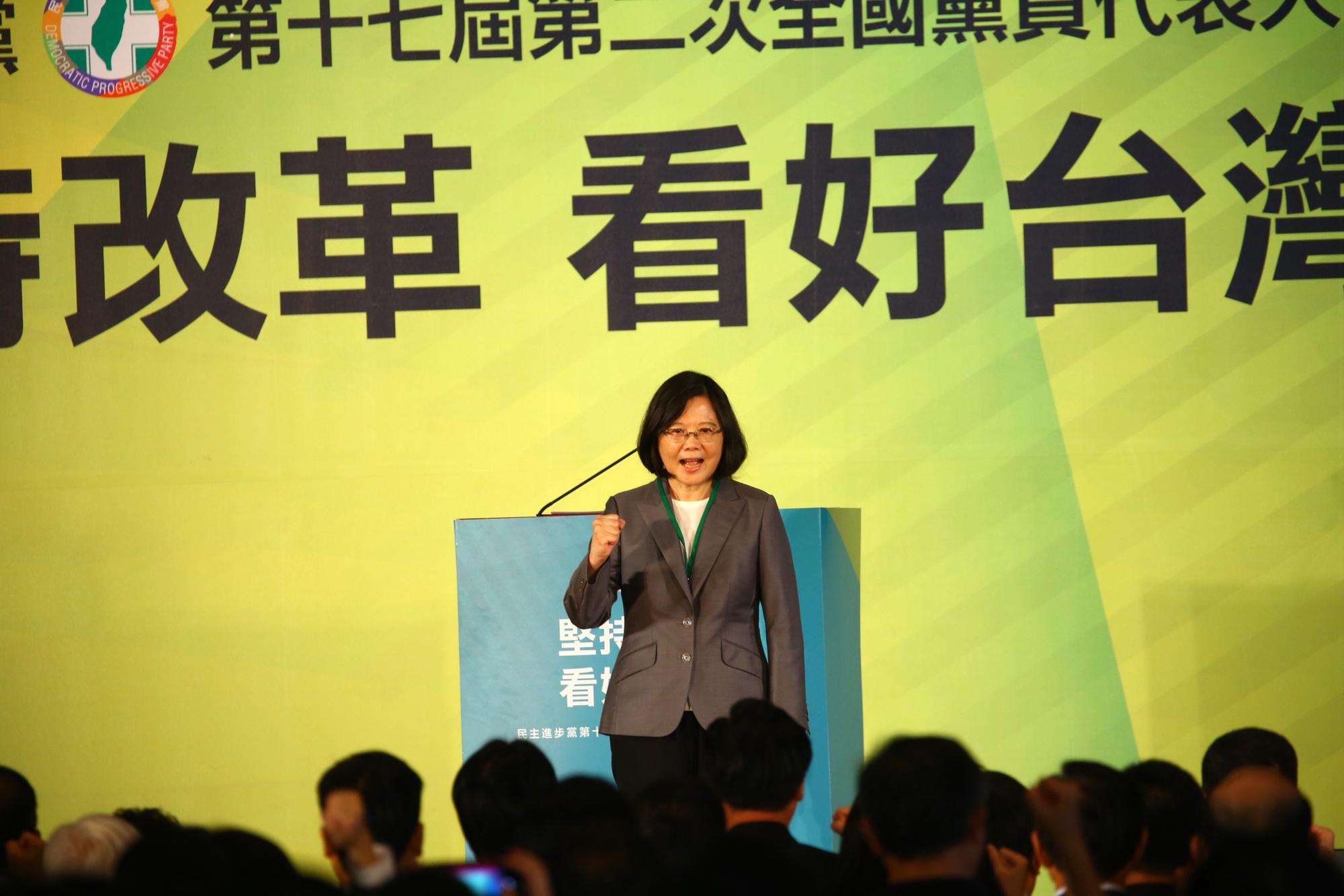 民進黨主席蔡英文在全代會致辭後,帶領在場人士喊口號。