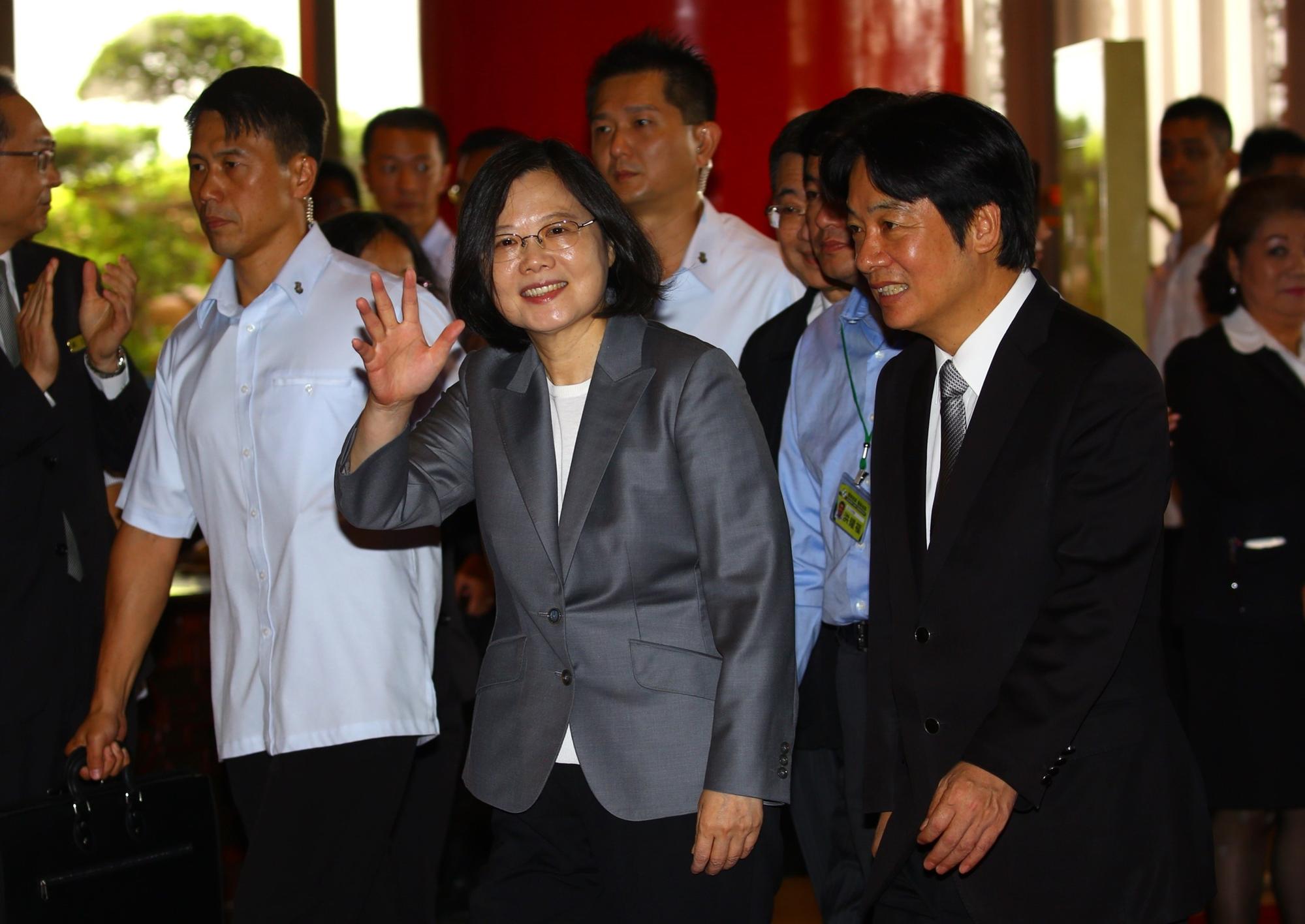 總統兼民進黨主席蔡英文與行政院長賴清德,一同抵達圓山飯店會場。