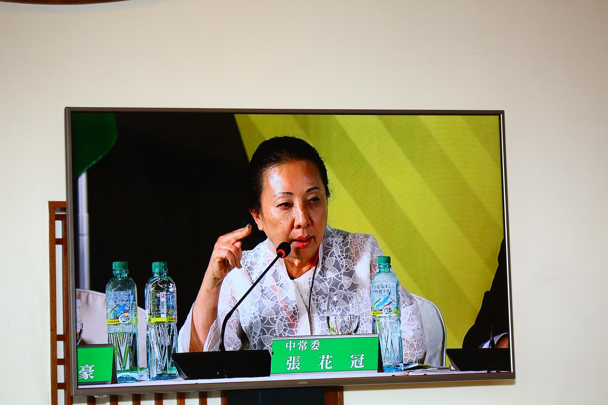 民進黨主席蔡英文當場僅苦笑未回應，現場轉播畫面也帶到被張花冠告性騷擾的民進黨立委陳明文，陳一臉鐵青、面無表情。
