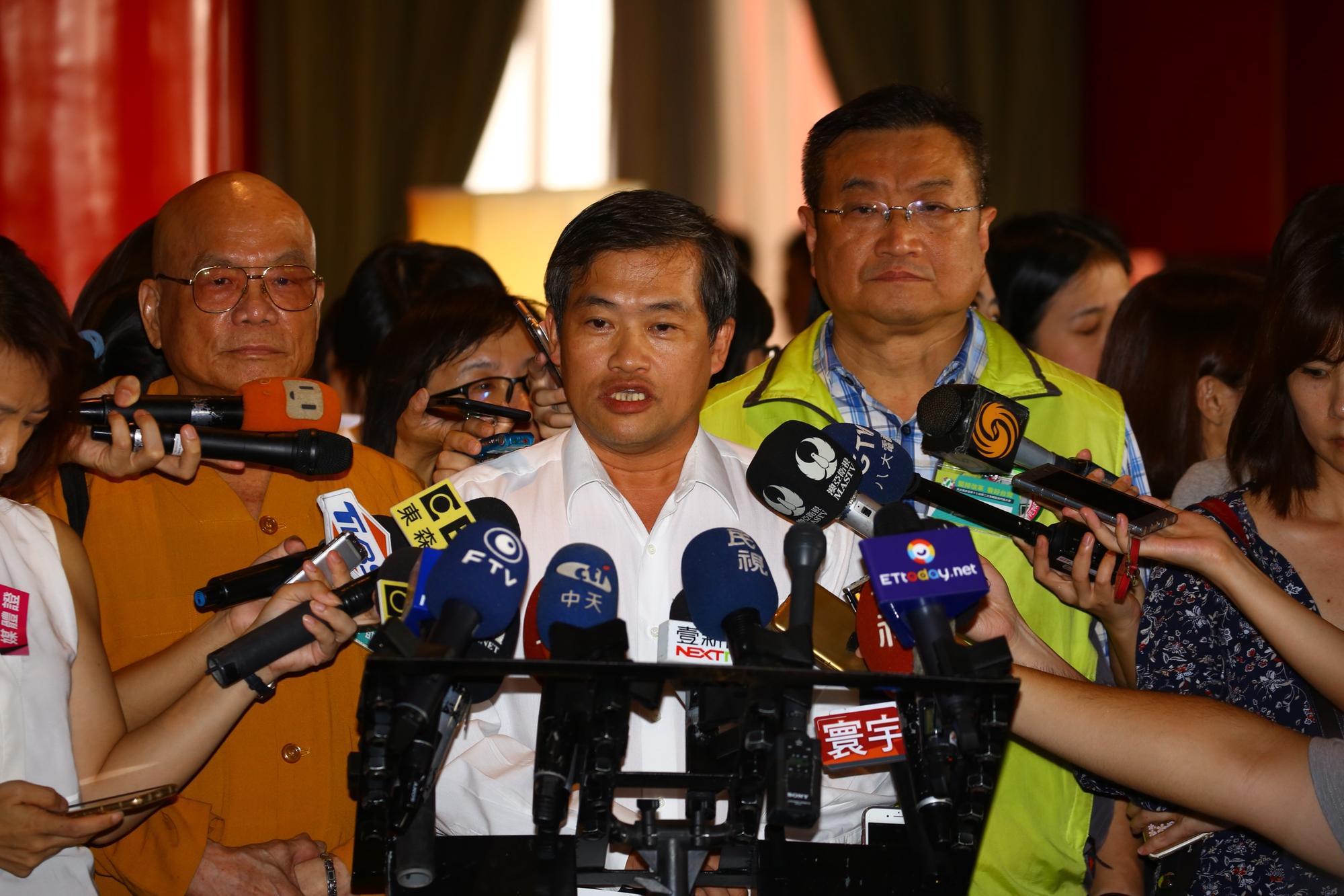 民進黨直轄市、縣市議員組成的「台灣地方議會特赦阿扁總統大聯盟」，在全代會前開記者會。