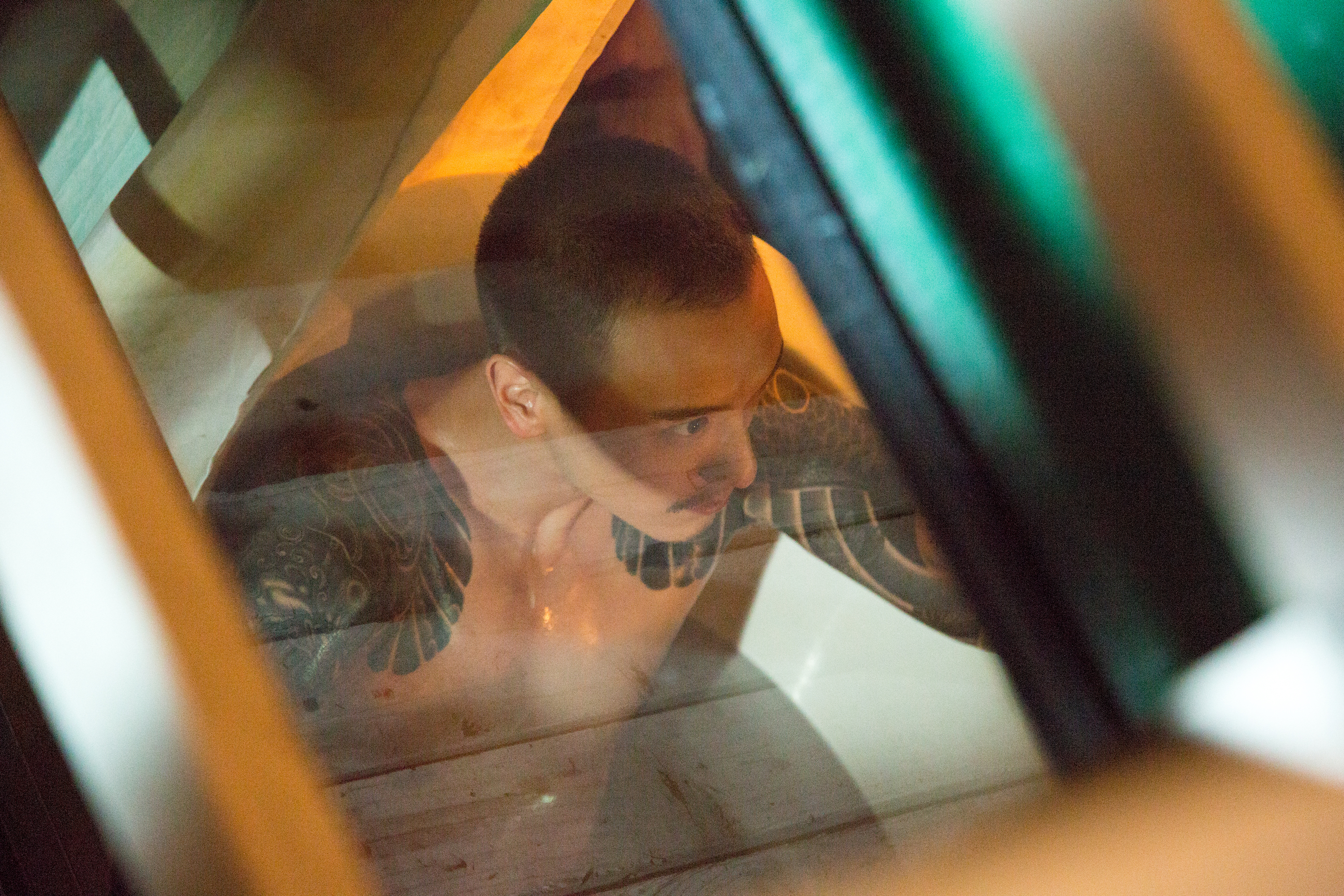 原本是陳庭妮的泡澡戲，到頭來卻改由王陽明代打，擁有一身健碩肌肉的他也毫不扭捏脫了就上。（穀得提供）