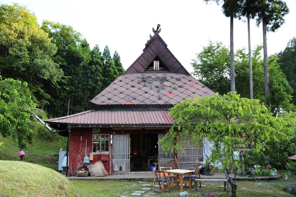 從京都市開車一個小時後，目的地到了，這是郊區的農家民宿。