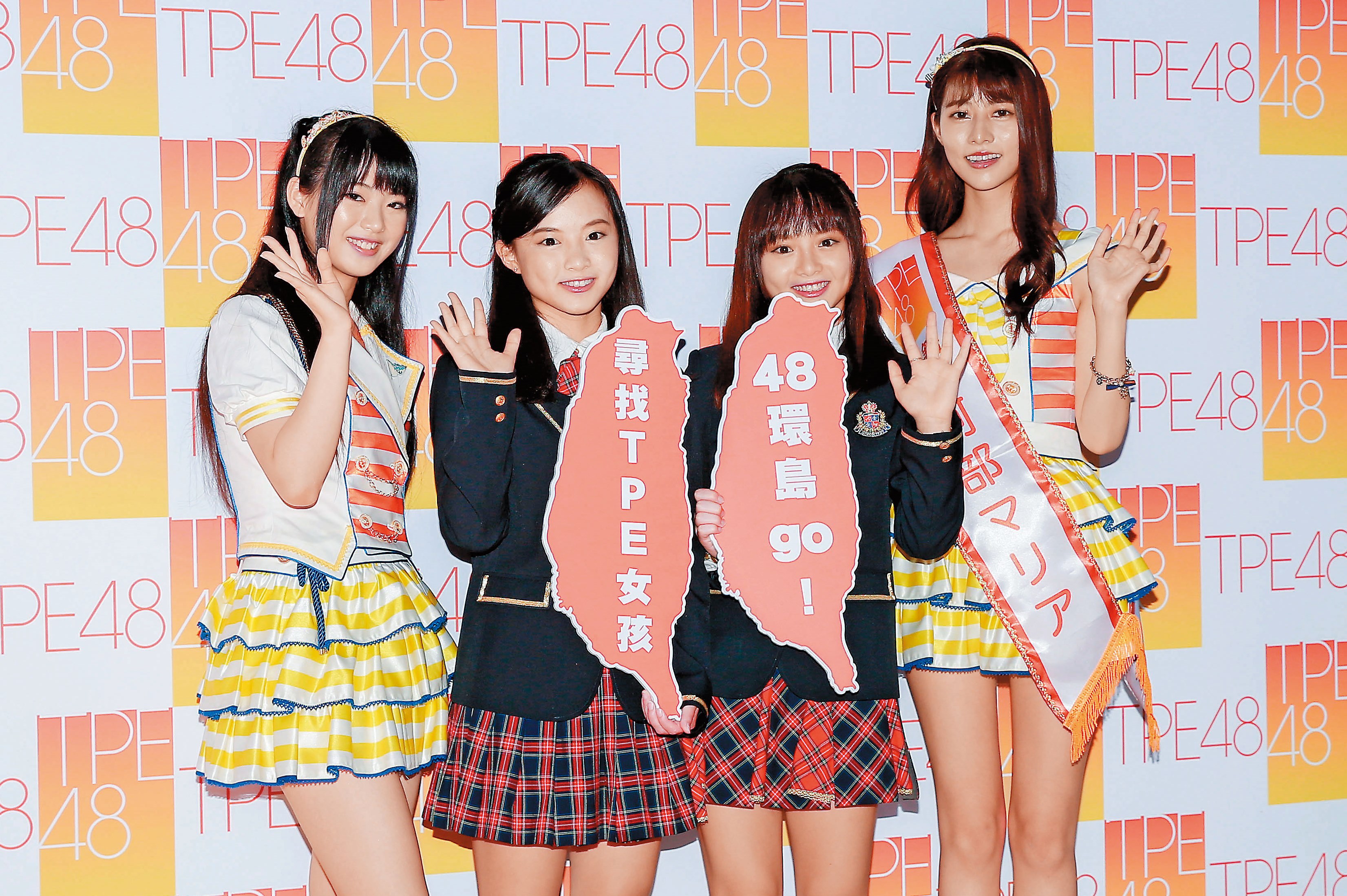 TPE48開始接受報名，台灣練習生陳詩媛（左二）、陳詩雅（右二）巡迴台灣宣傳活動，阿部瑪利亞（右）和馬嘉伶（左）替她們加油。（林弘斌攝）