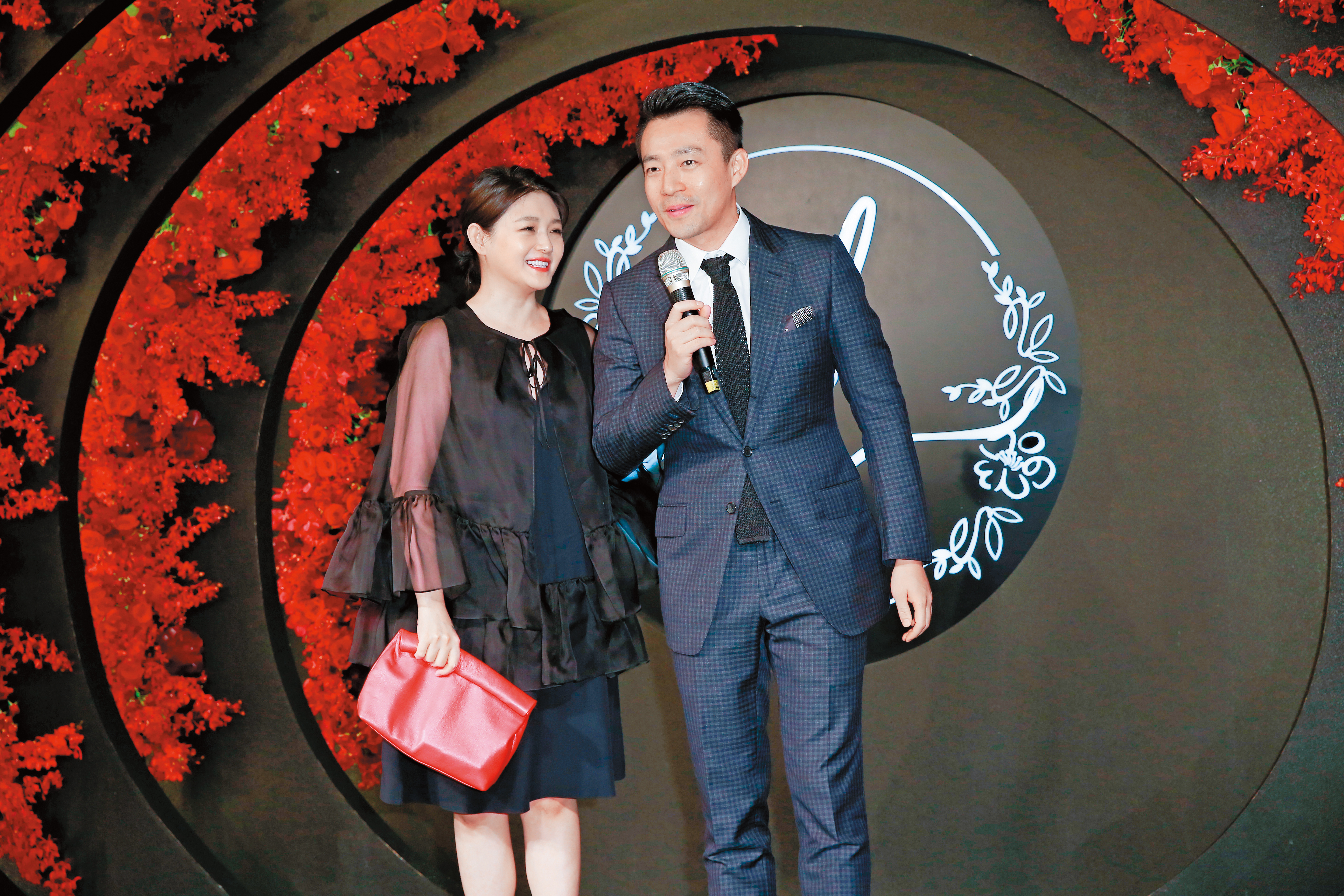 大S（左）、汪小菲夫婦出席安以軒婚宴，特地穿黑色洋裝遮掩肚子。