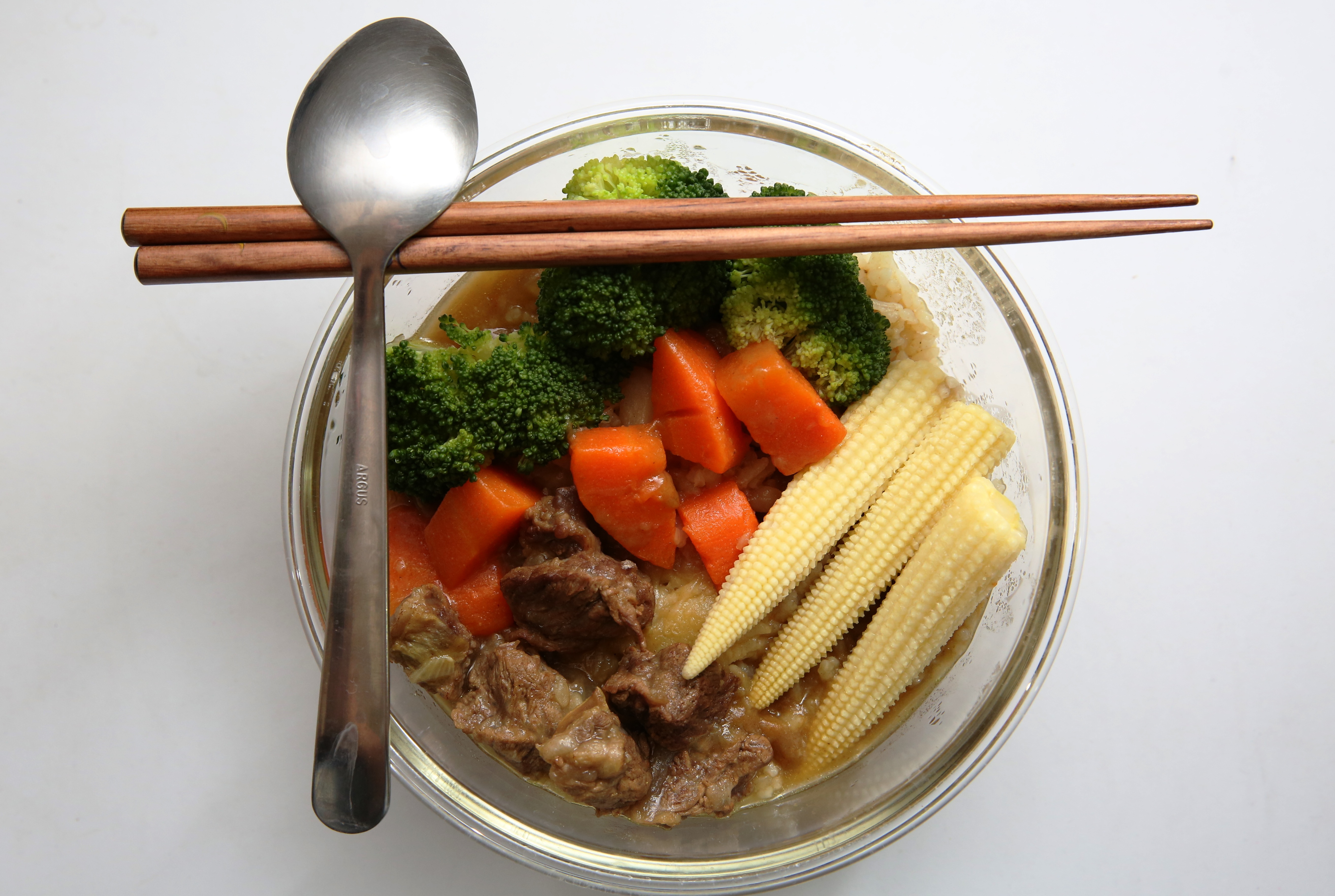 鍵人的午餐是妻子做的咖哩飯，成本不到50元。