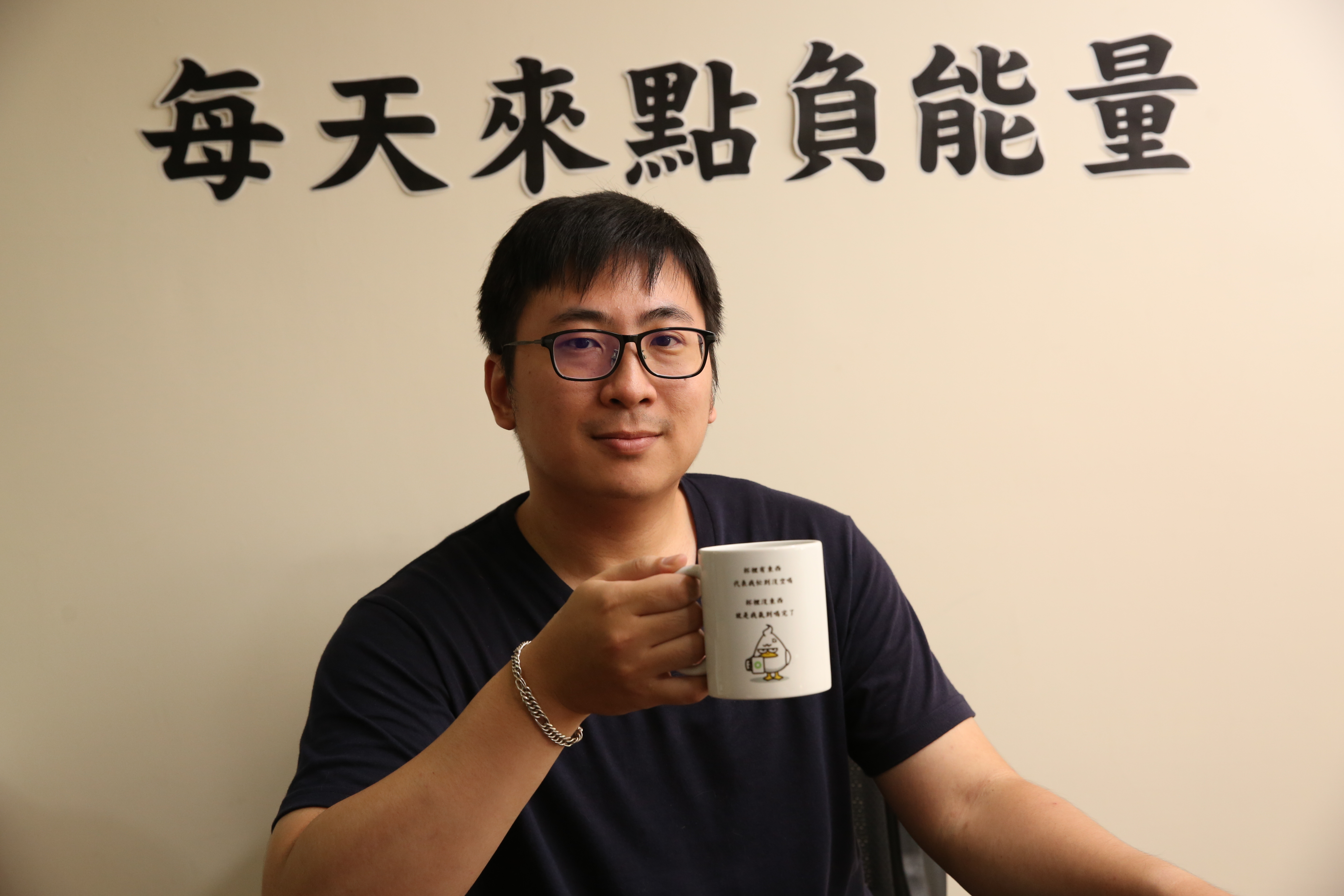 「鍵人」經營的「每天來點負能量」擁有74萬粉絲數，今年10月將結束粉絲團。