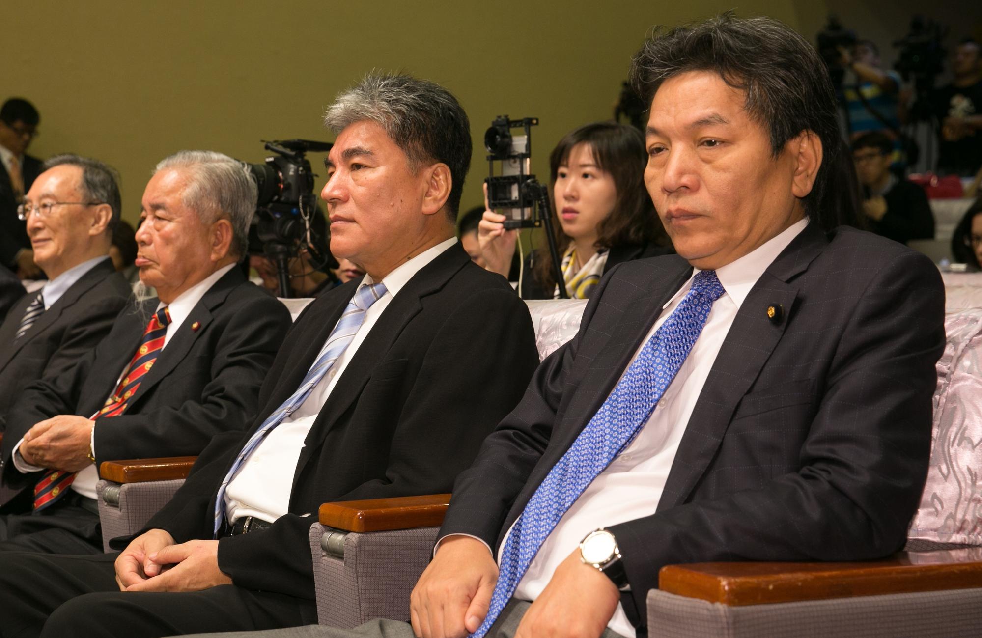 親民黨團認為執政黨應應遵守民主的遊戲規則，尊重多元政治的發展，而非搞一言堂式的多數暴力。圖為黨團總召李鴻鈞（右）。