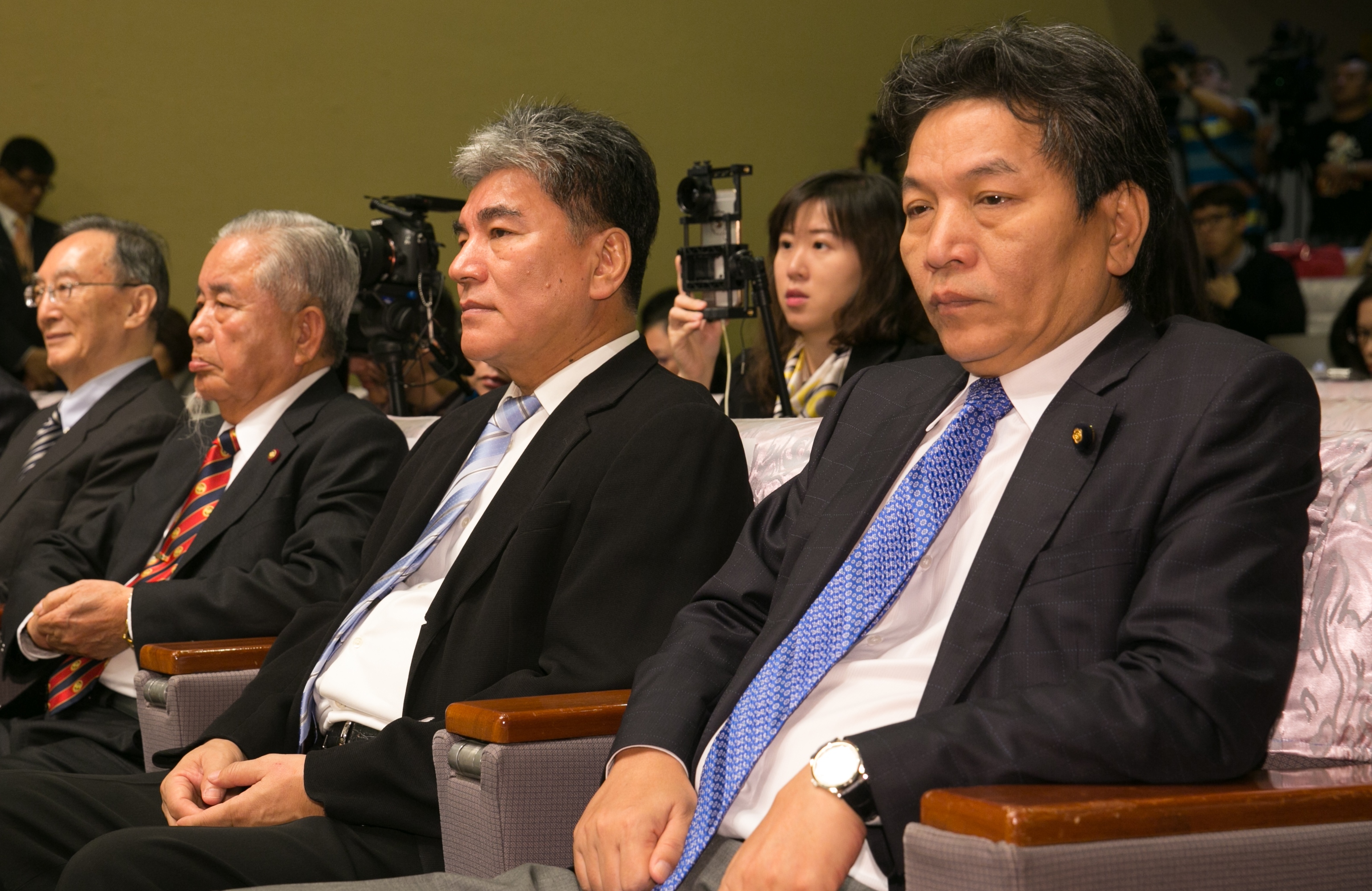 親民黨團認為執政黨應應遵守民主的遊戲規則，尊重多元政治的發展，而非搞一言堂式的多數暴力。圖為黨團總召李鴻鈞（右）。