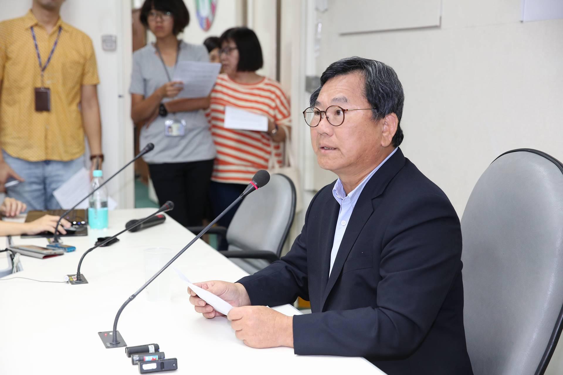 民進黨立委陳明文今(25日)開記者會回應張花冠。
