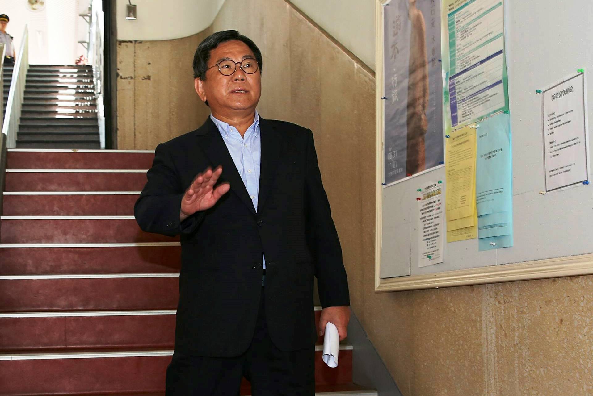 民進黨立委陳明文今開記者會回應嘉義縣長張花冠的指控。