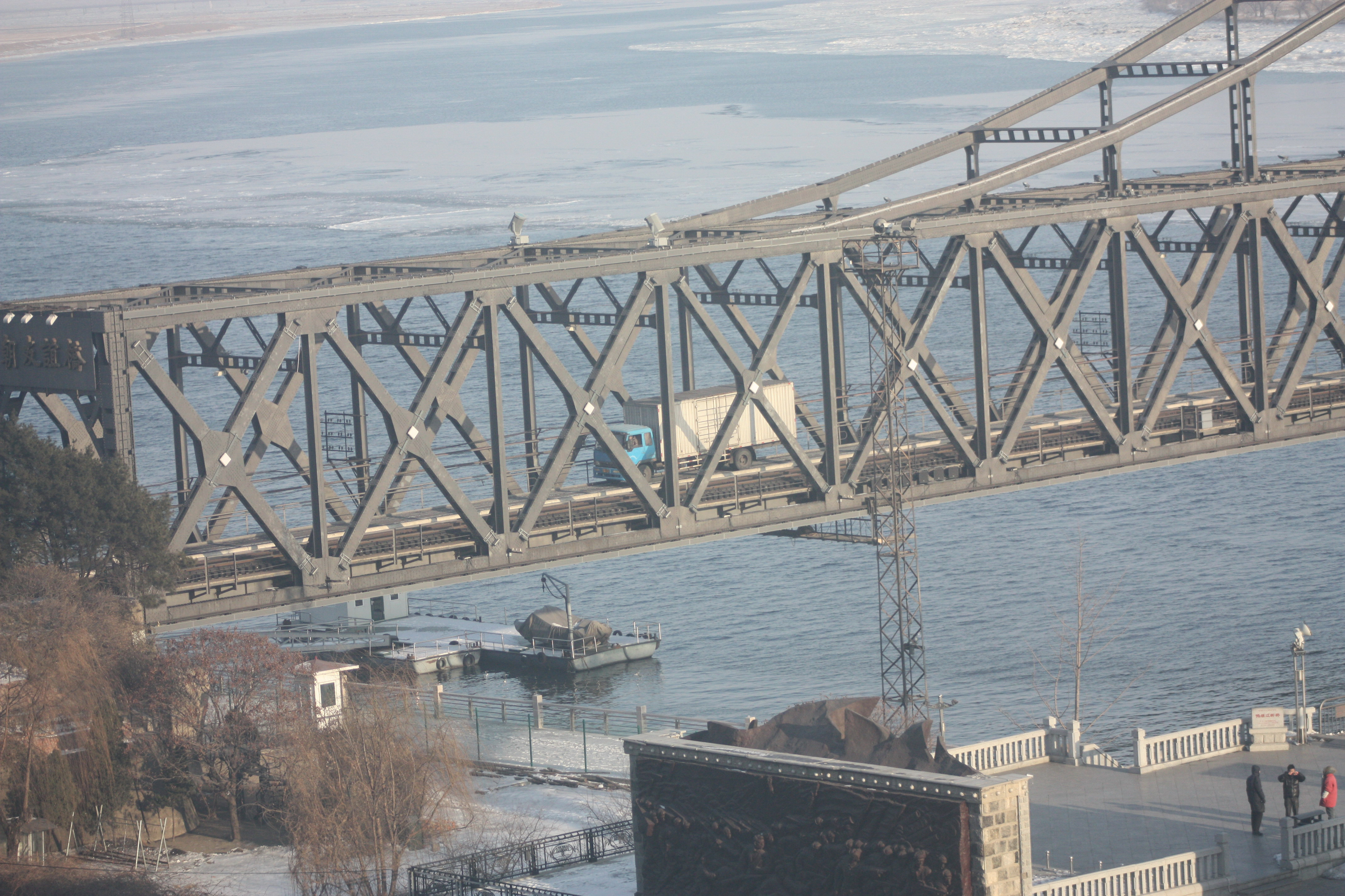 中朝邊境鴨綠江大橋上的重型卡車，承載著北韓八成以上對外貿易。（東方IC）