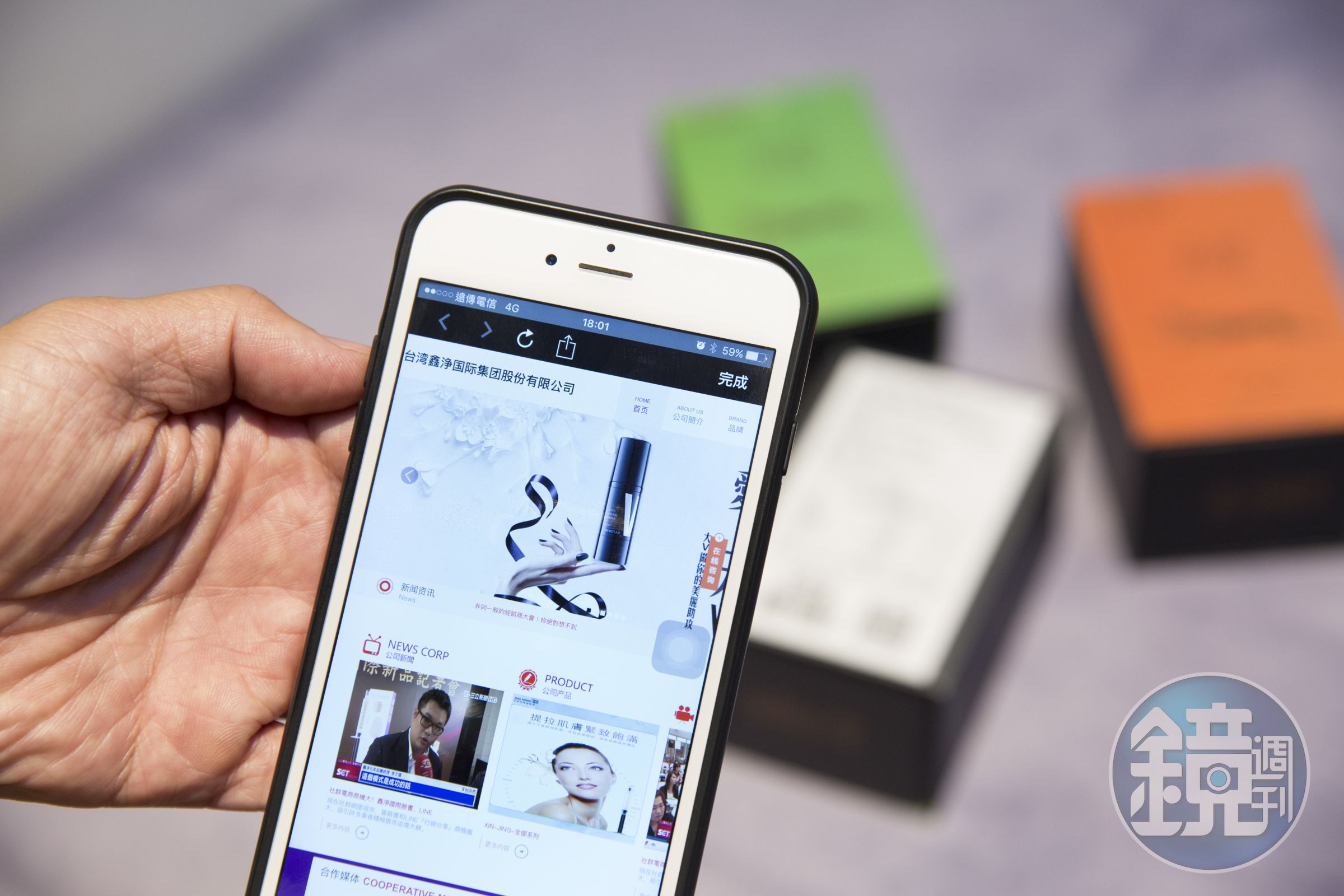 商家改用微信、ＱＱ、LINE或是臉書等通訊軟體直銷商品，就是所謂的「微商」，現已成為時下最夯的行銷方式。