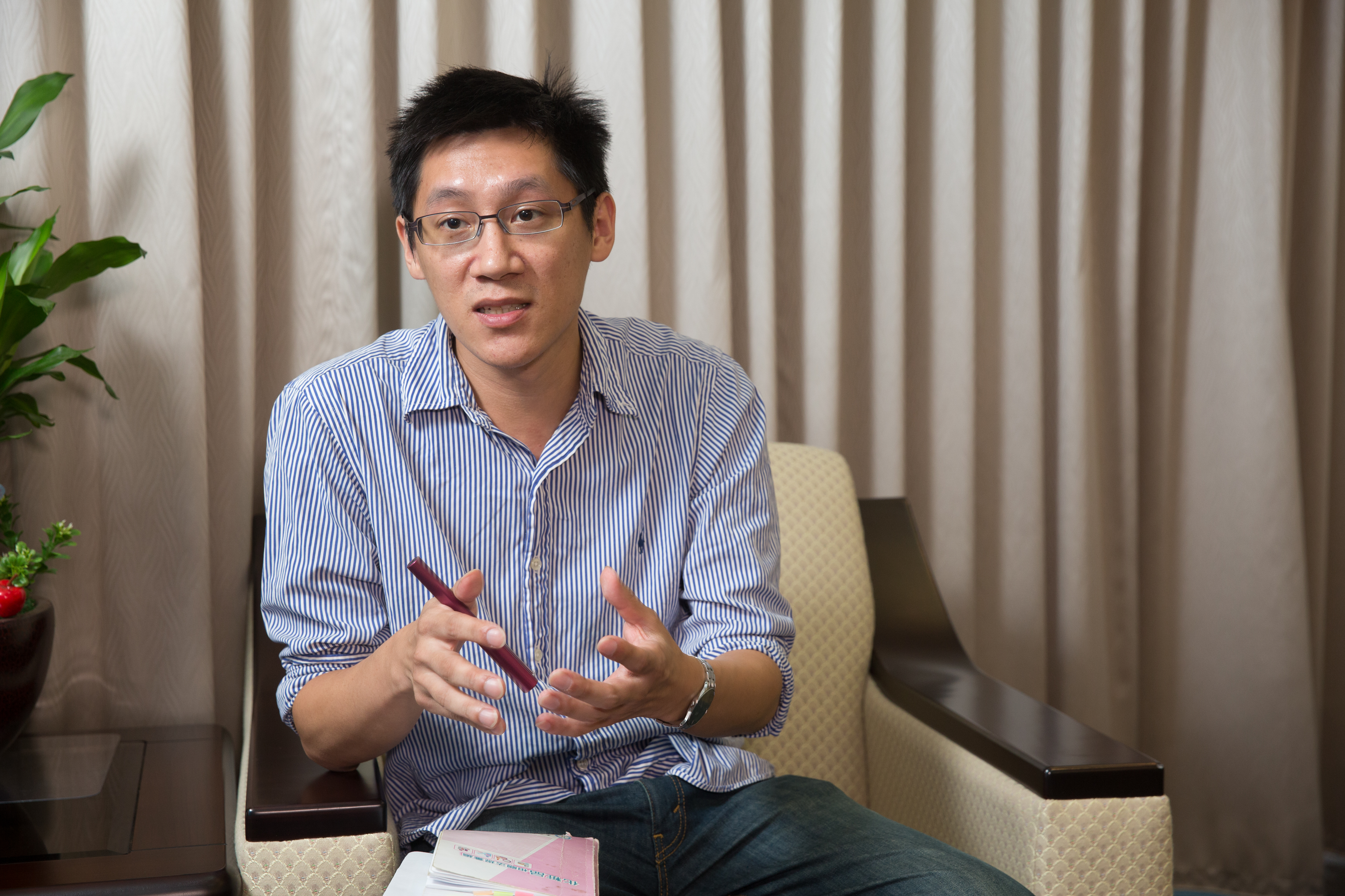 食藥署醫療器材及化妝品組科長洪國登說：「若業者販售產品沒有療效，卻宣稱具抗老或煥顏等效果，涉犯廣告誇大不實為違法，可處5萬到10萬元罰鍰。」