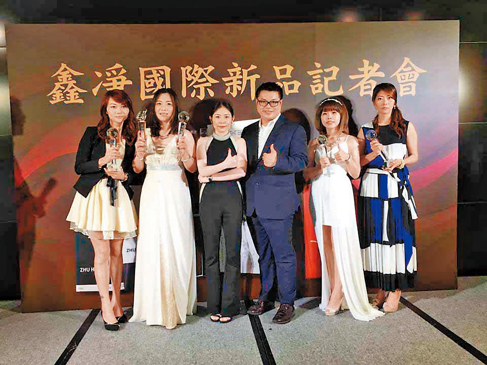 鑫淨國際透過通訊軟體行銷，訴求平價吸客，自稱海峽兩岸的代理商已超過二千人，且多是有「寶媽」之稱的家庭主婦。（翻攝李文燿臉書）