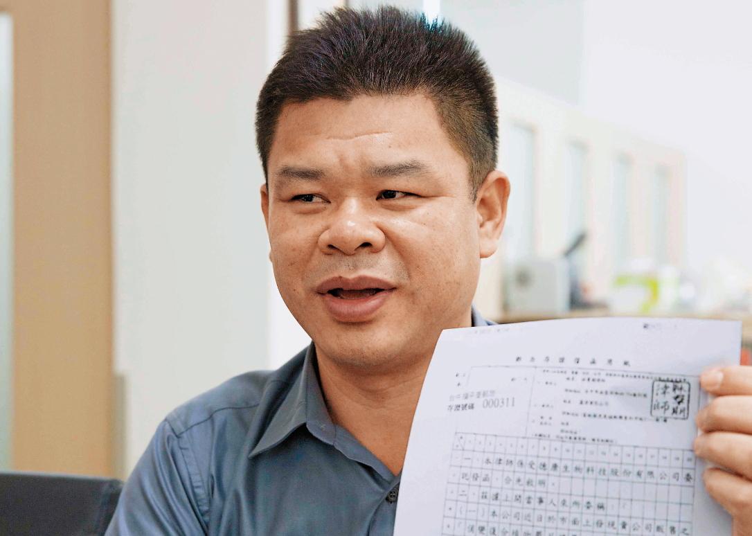 德康生技總經理李國龍表示，鑫淨國際未經允許擅自在產品上打印德康生技名稱，已委請律師要求鑫淨全面回收改正冒名產品。