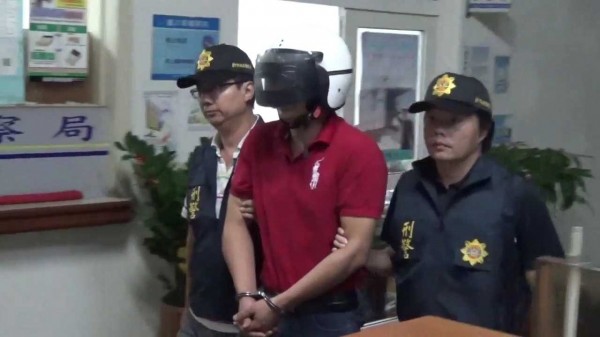 警方逮捕攻擊女店員的噴漆怪客王姓男子。