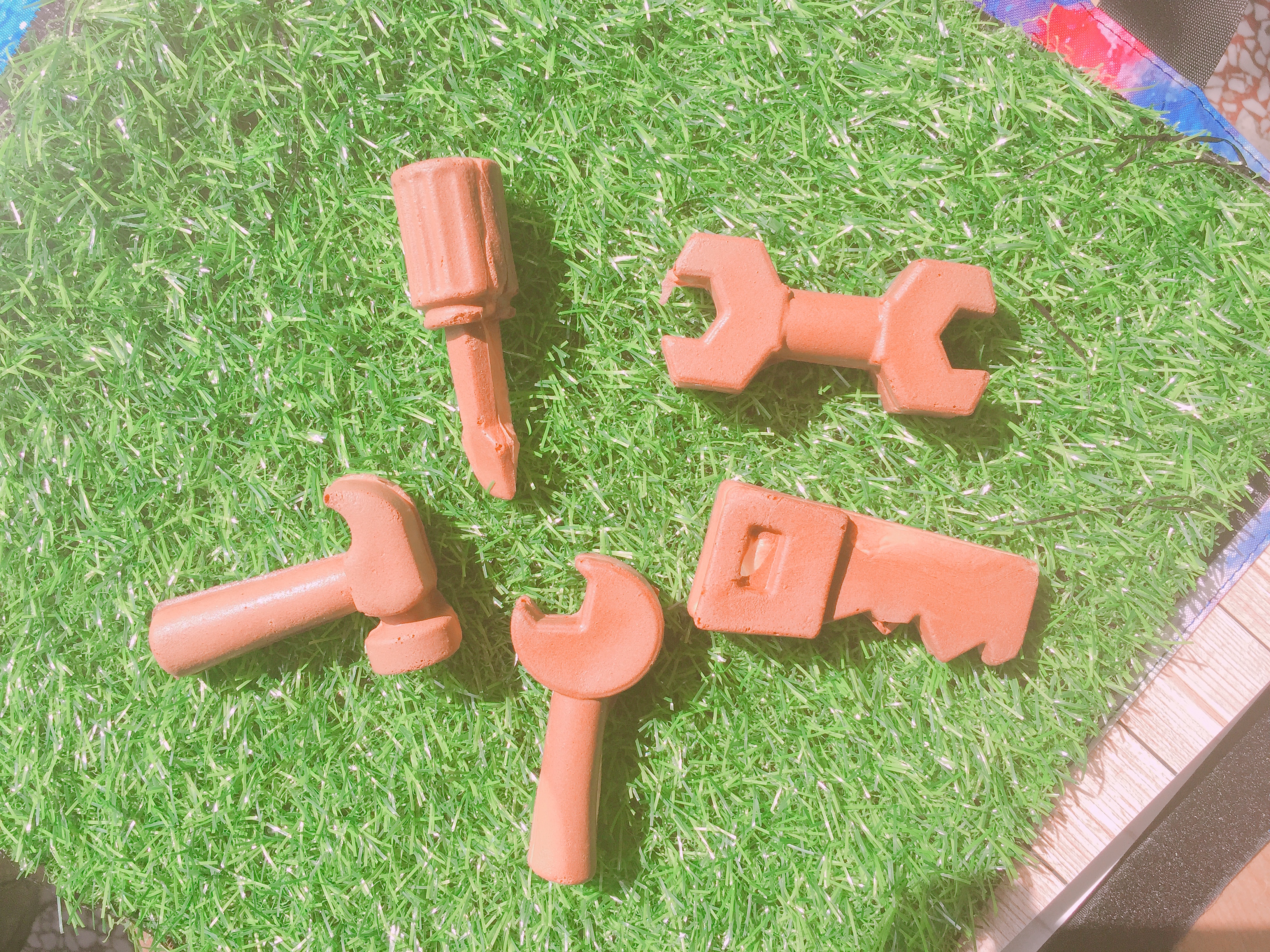 老闆借我的綠草地背景，讓「工具人雞蛋糕」拍起來有野餐Fu。（30元／份）