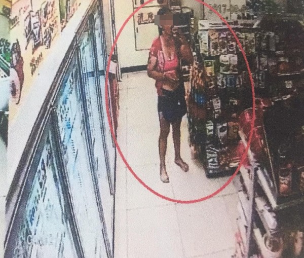 陳女在超商打開冰箱，偷喝膠原蛋白飲料，過程「全都錄」。