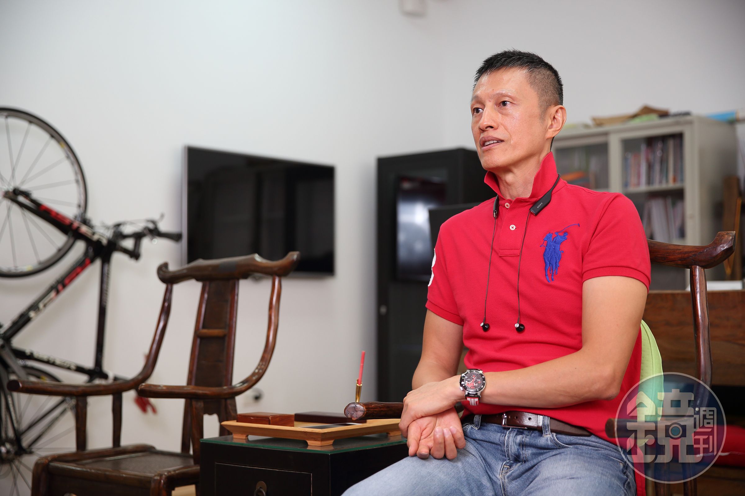 黃銘誠辦公室裡放著腳踏車，鼓勵自己儘管面臨逆風也要奮力前進。