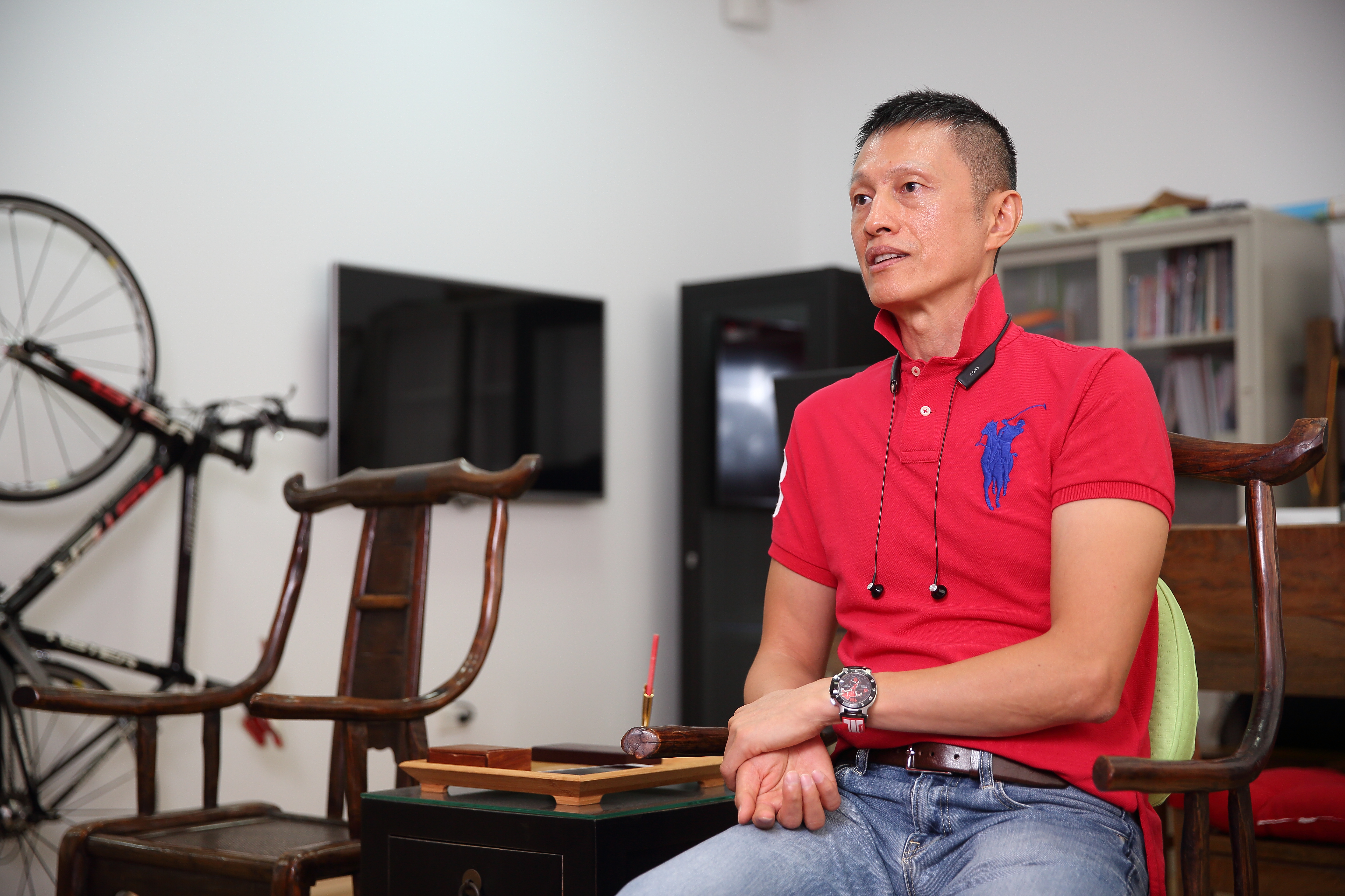 黃銘誠辦公室裡放著腳踏車，鼓勵自己儘管面臨逆風也要奮力前進。