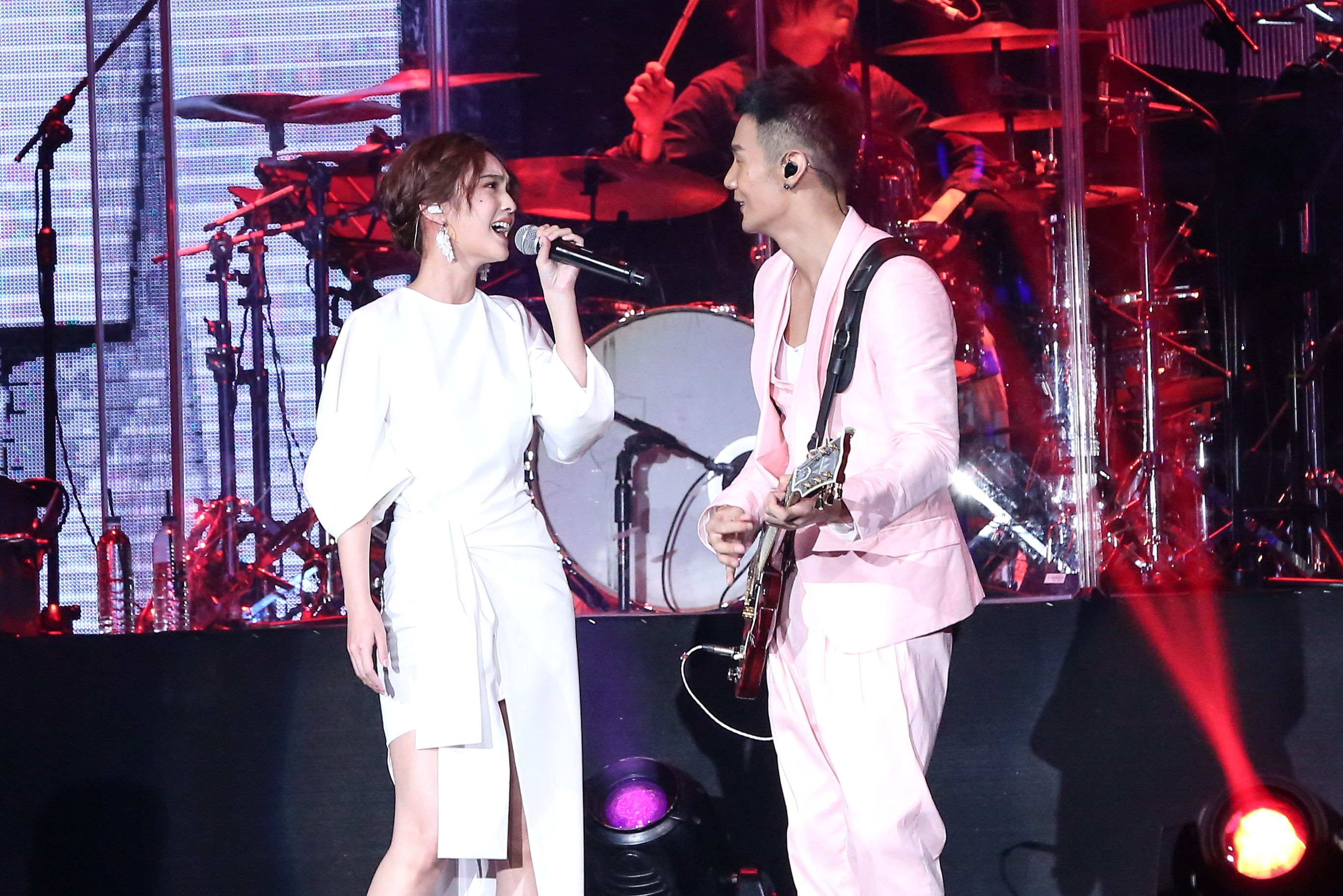 楊丞琳在男友李榮浩個唱上擔任嘉賓，除了合唱還放閃。