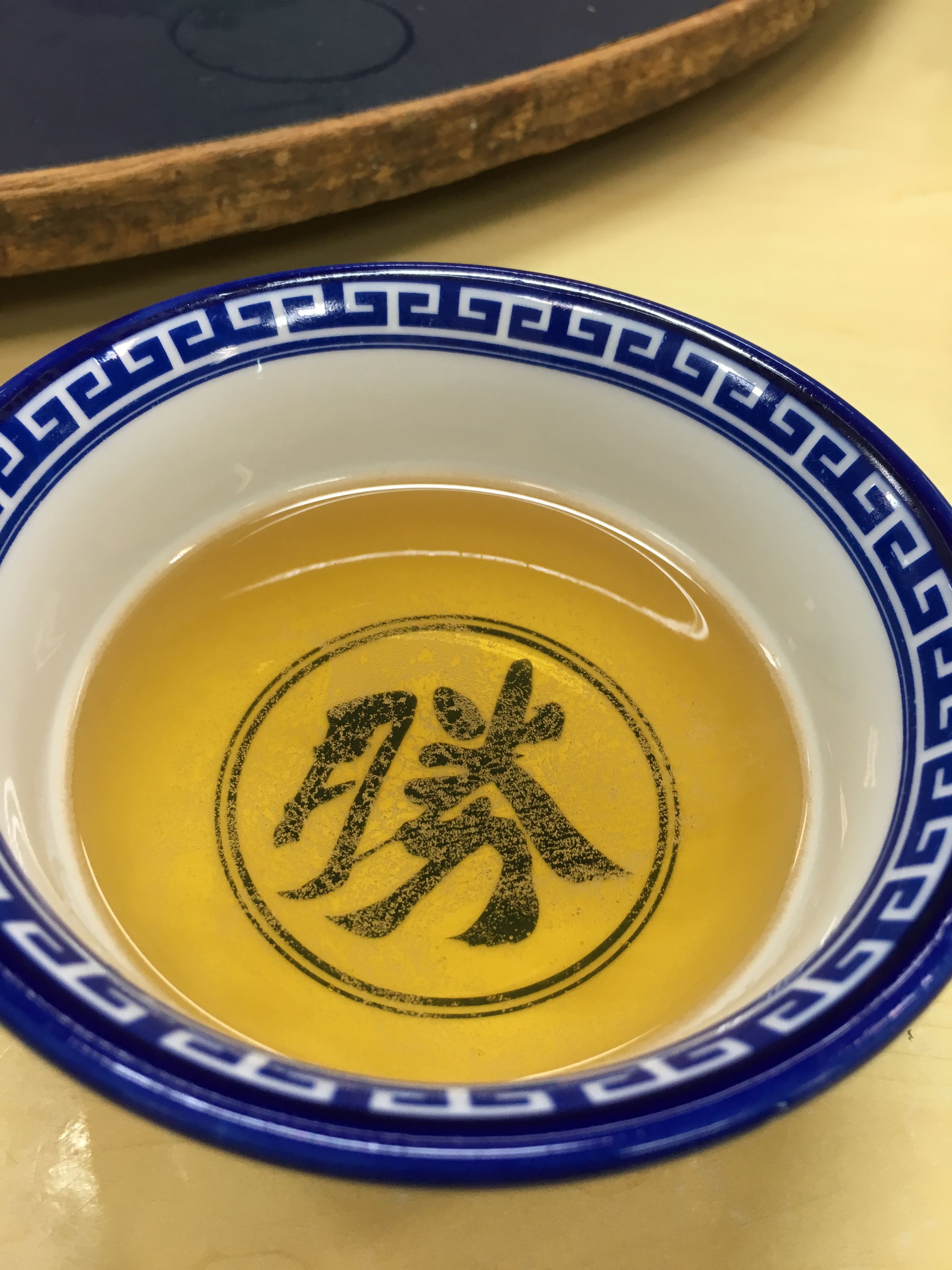 勝利後在香港渣華道上的熱炒店，拿著印有「勝」字的戰鬥碗慶祝。