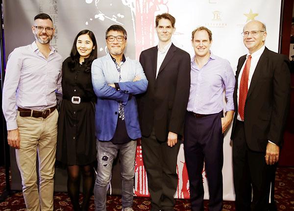 美國百老匯團隊與李宗盛（左三），同台出席紐約舉辦的音樂劇記者會。（北京環球百老匯提供）