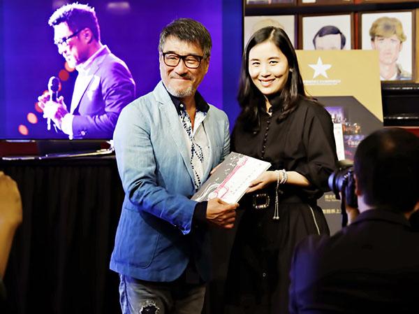 李宗盛的原創音樂作品,將被改編成音樂劇《捆綁上天堂Road to Heaven》,右為環球百老匯董事長鐘麗芳。(北京環球百老匯提供)