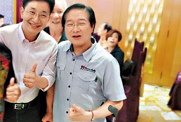 劉進發（右）本月19日參加工會中元普渡餐會，與民進黨立委蔡適應（左）合照。（翻攝臉書）