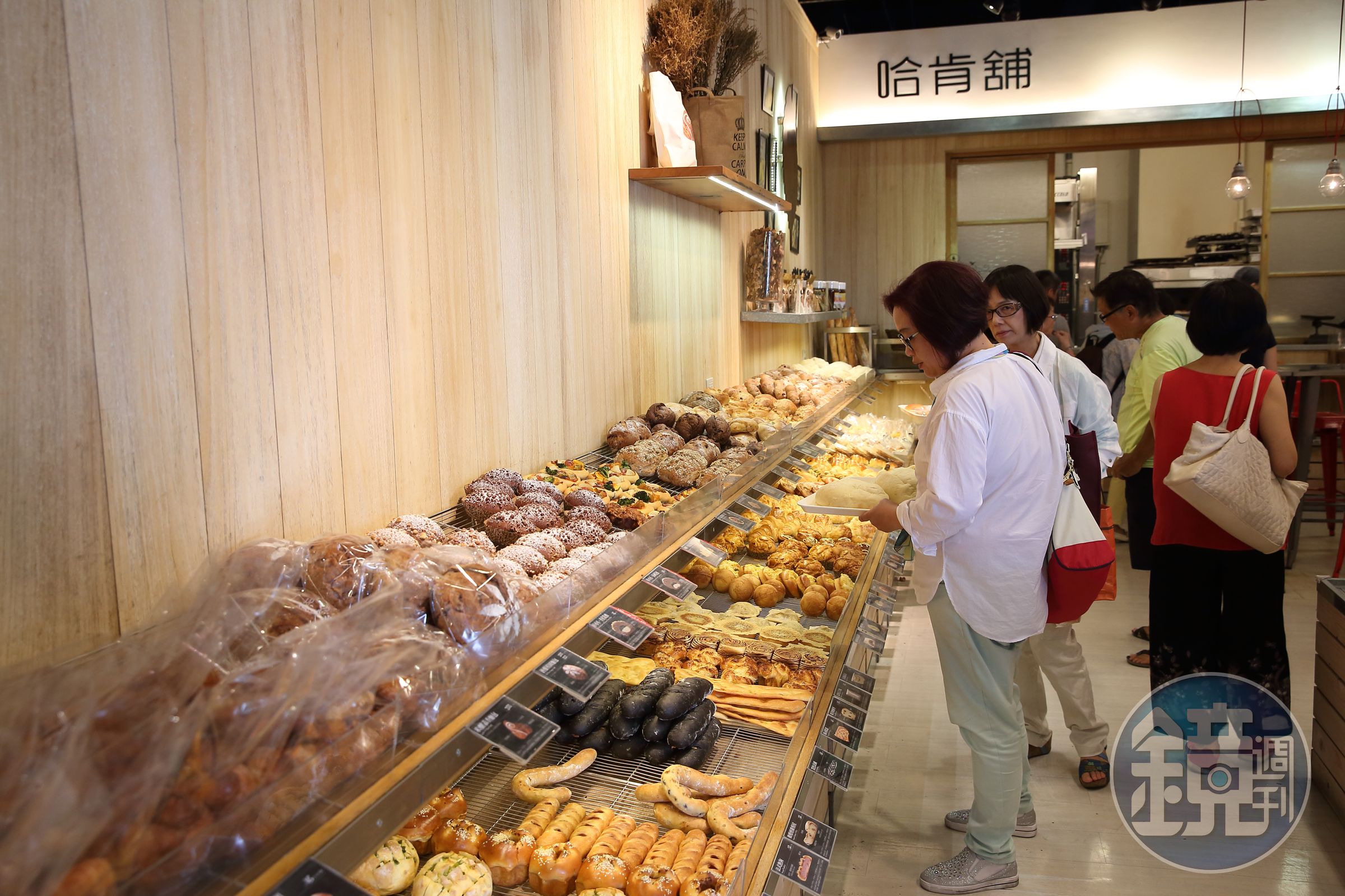 黃銘誠開店重視人流，也有不少店面開在車站商場內。