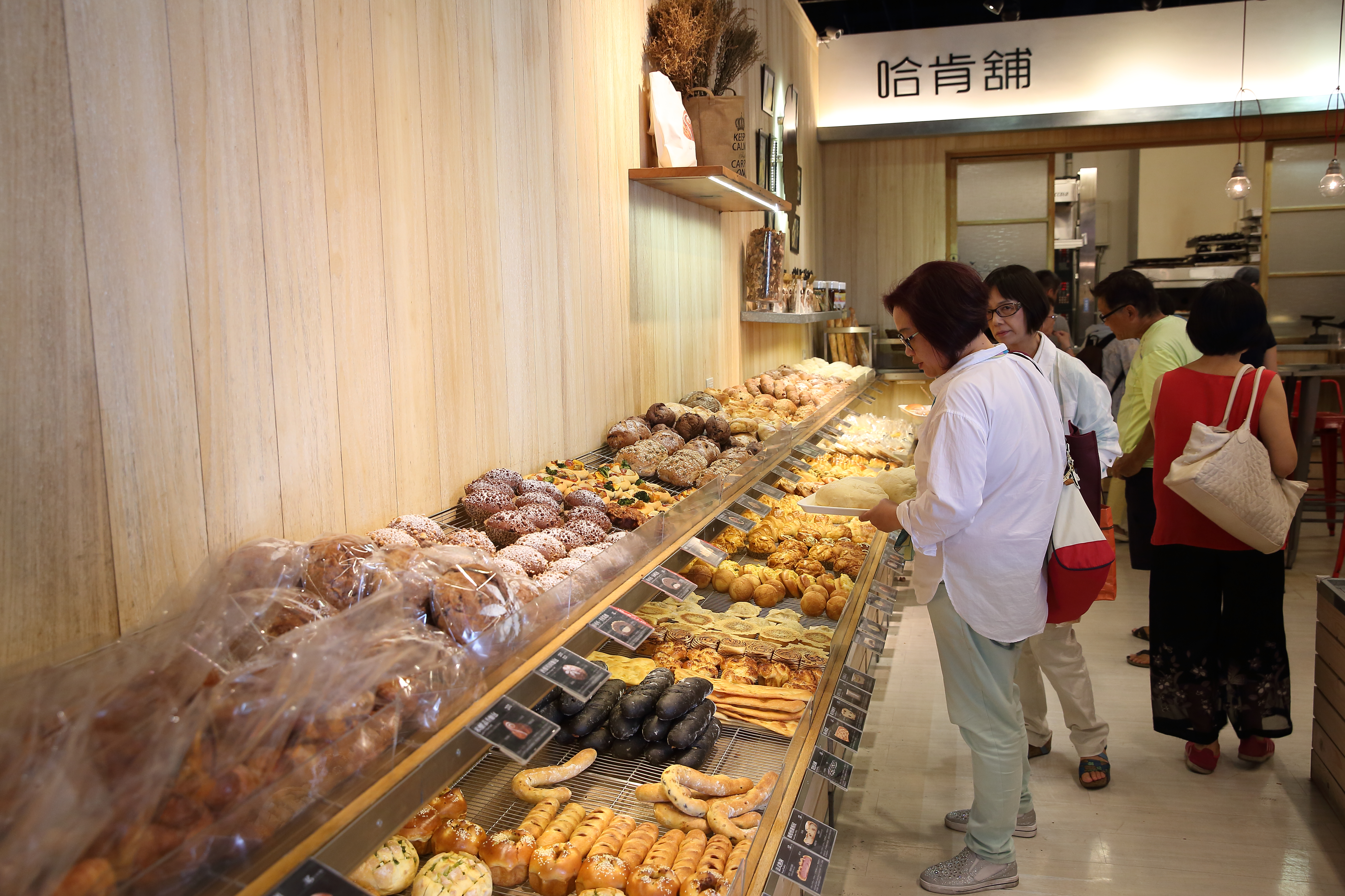 黃銘誠開店重視人流，也有不少店面開在車站商場內。