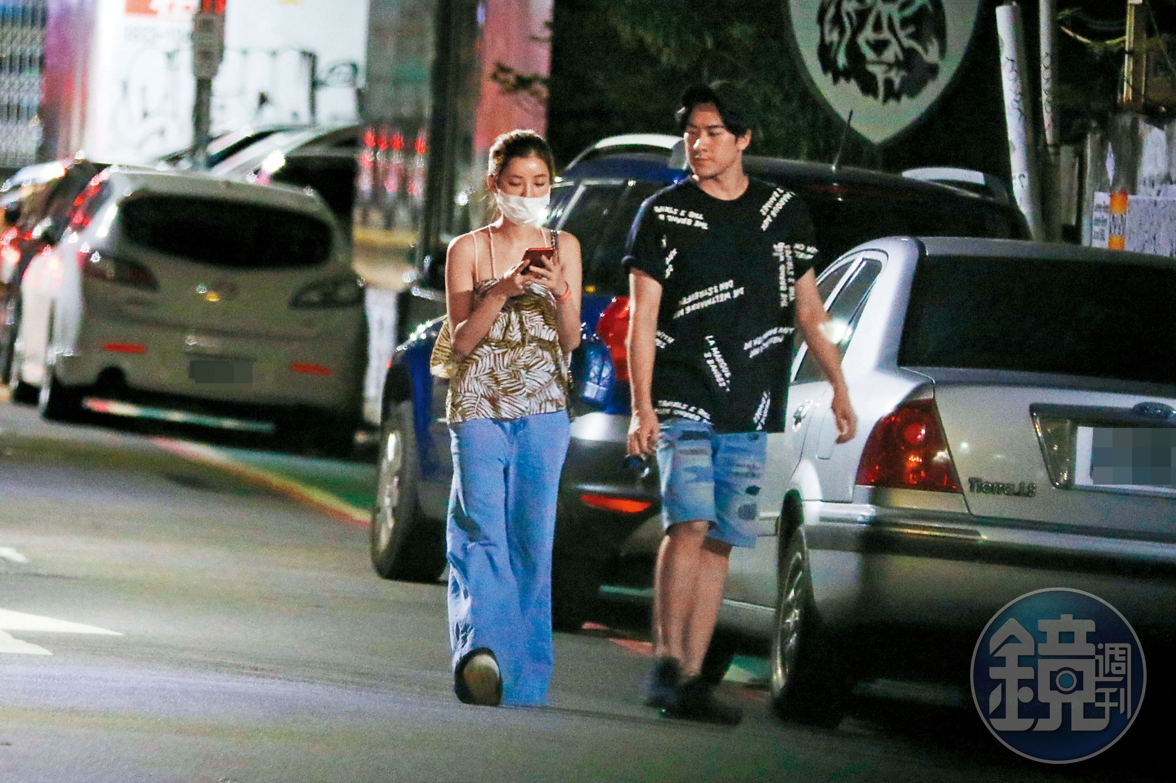 追上健步如飛的安于晴，沈建宏偷瞄手機看她在忙什麼。