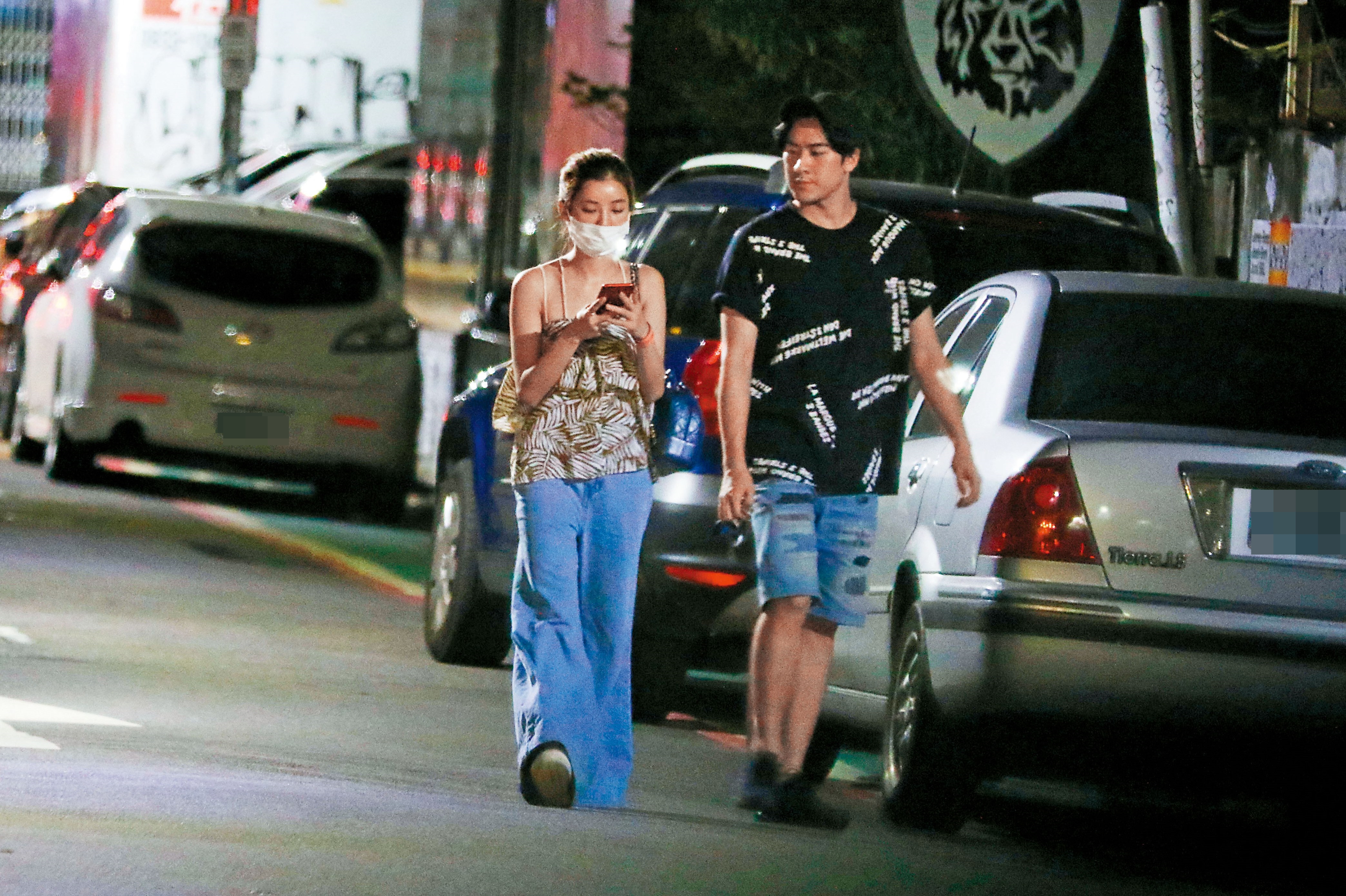 追上健步如飛的安于晴，沈建宏偷瞄手機看她在忙什麼。