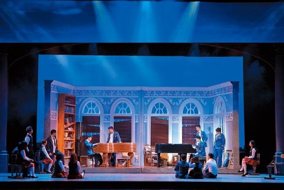 音樂劇《不能說的祕密》把原創電影中的鬥琴場景搬上舞台，男女主角的曹楊、汪小敏現唱周氏情歌，也成功重塑浪漫愛情故事。