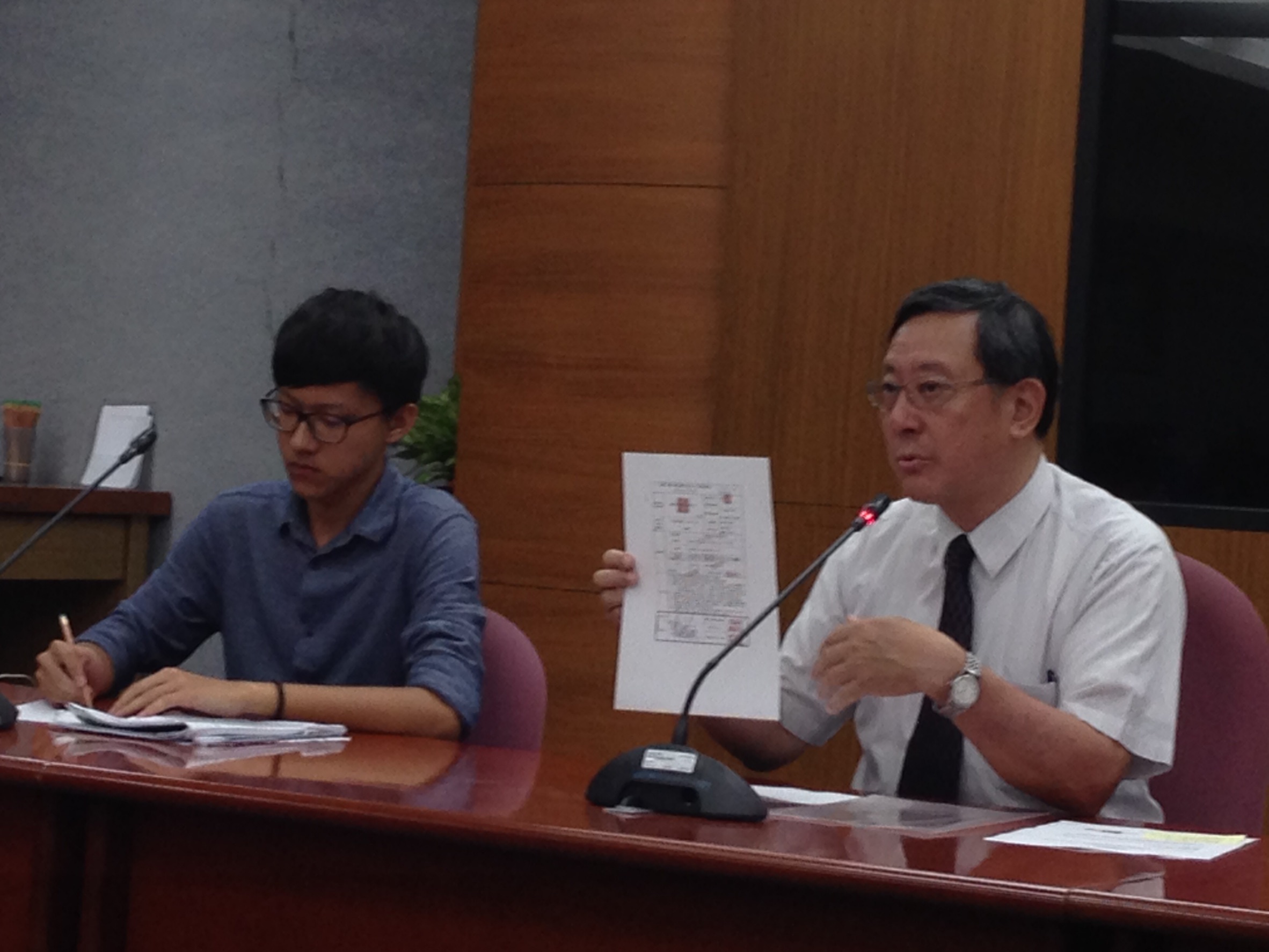 針對《中國新歌聲》活動爆發衝突，台大學生會長林彥廷與台大主秘林達德對外說明，台大並公布主辦單位申請的文件。