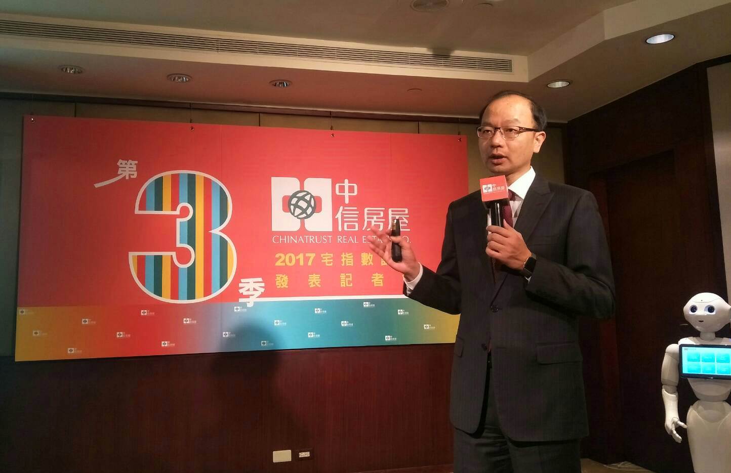 台經院景氣預測中心主任孫明德認為，根據上週及今天的股市、匯市，都可看出資金退潮，年底不排除出現賣房救股情形。