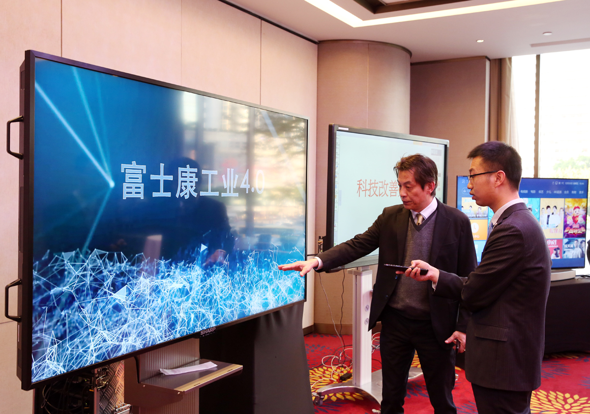 雖然郭台銘展現了一年內就讓夏普轉虧為盈的能力，但鴻海被認為與中國關係匪淺，日本政府不願意技術外流。