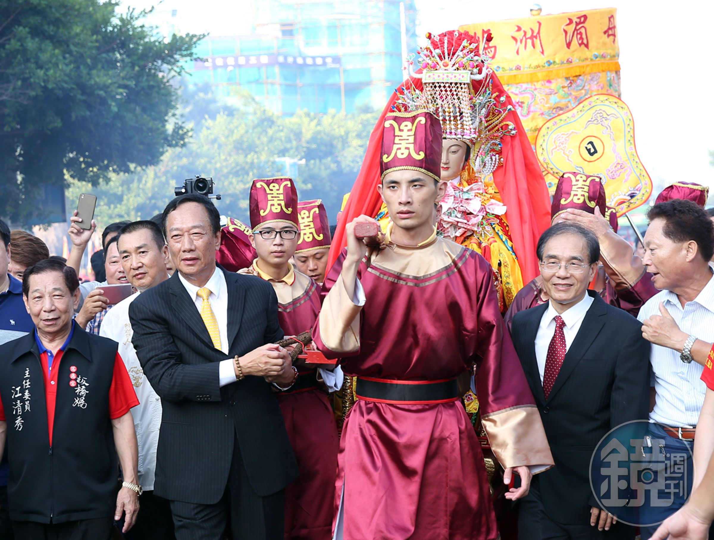 戴正吳（前排右2）和郭台銘（前排左2）一起抬湄洲媽祖神轎。