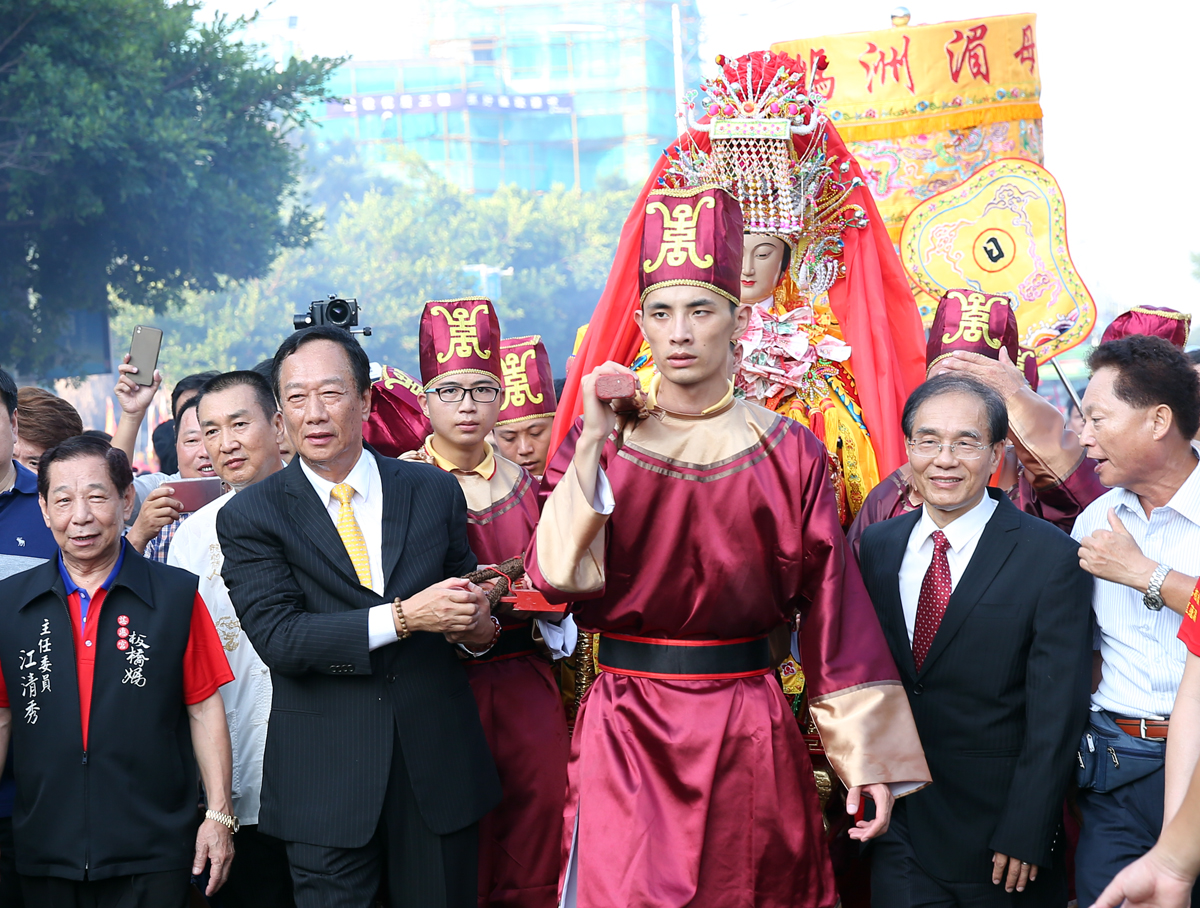 戴正吳（前排右2）和郭台銘（前排左2）一起抬湄洲媽祖神轎。