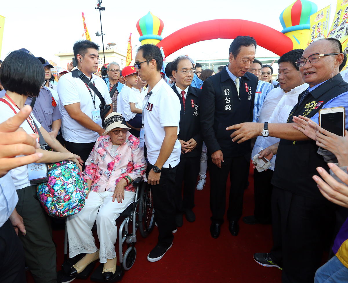 初永真坐著輪椅到台北港迎接湄州媽祖。