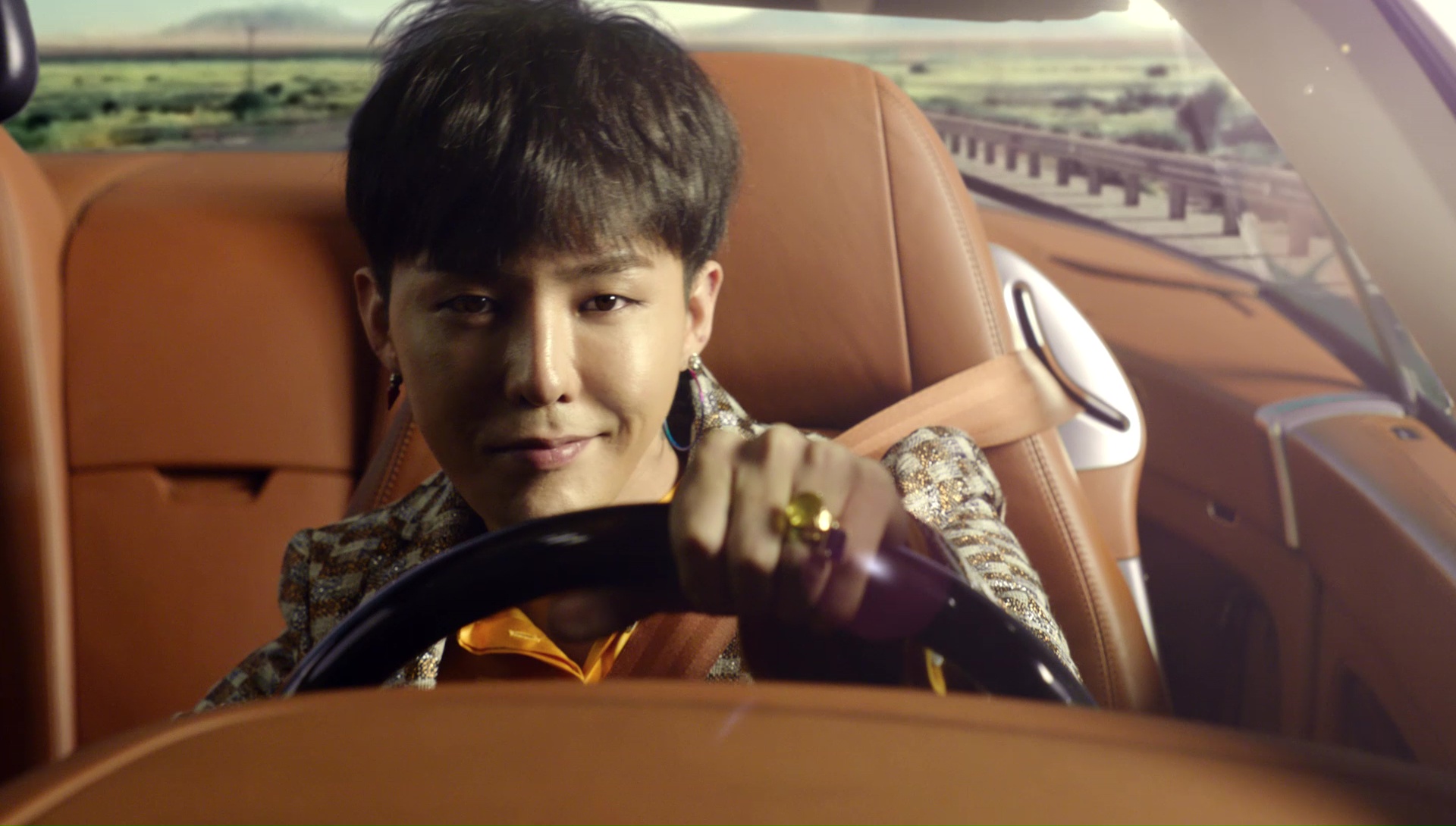 GD為「濟州神話世界」拍攝代言廣告曝光，帥氣十足。