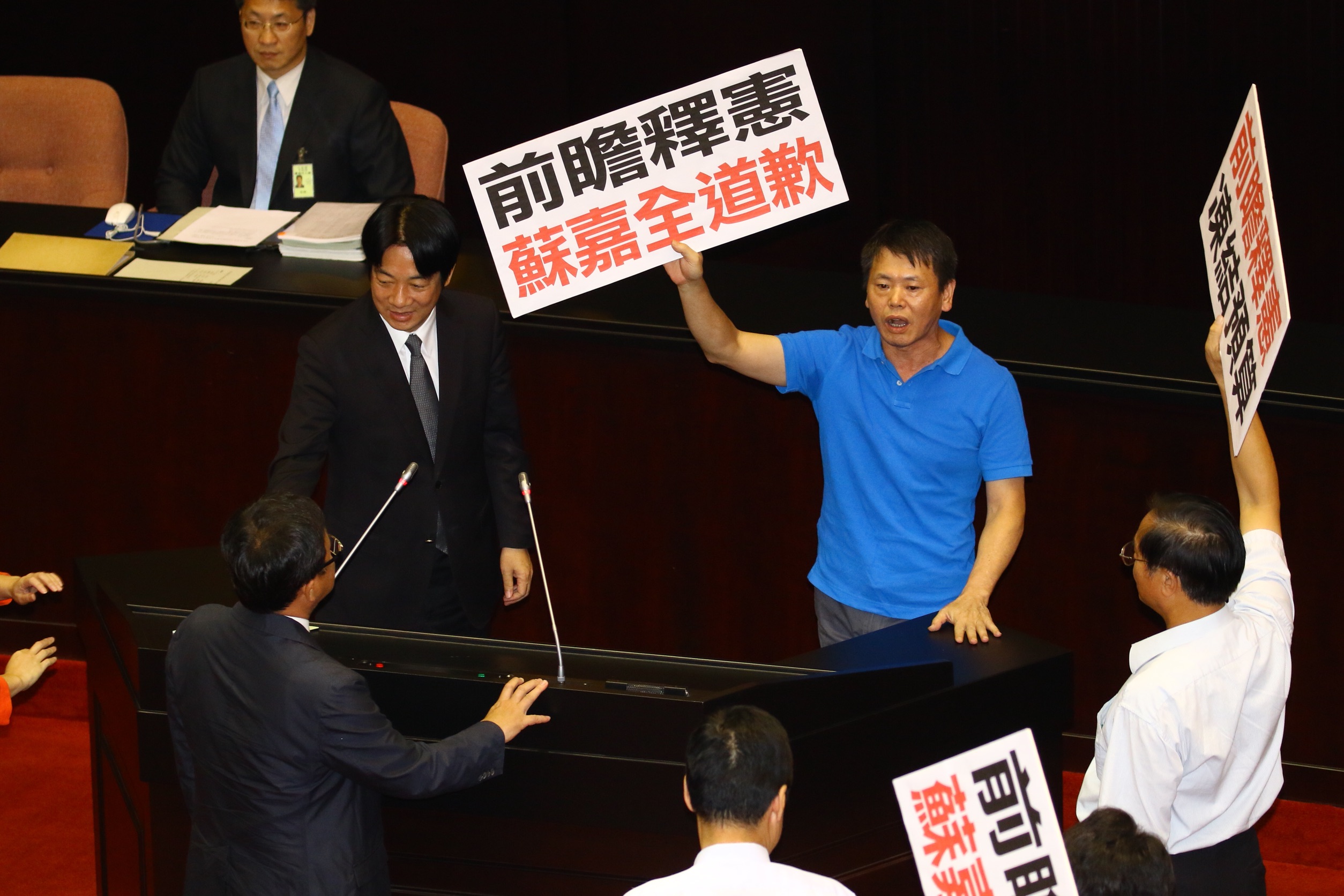 賴清德要上台報告時，國民黨立委群起舉牌杯葛議事。