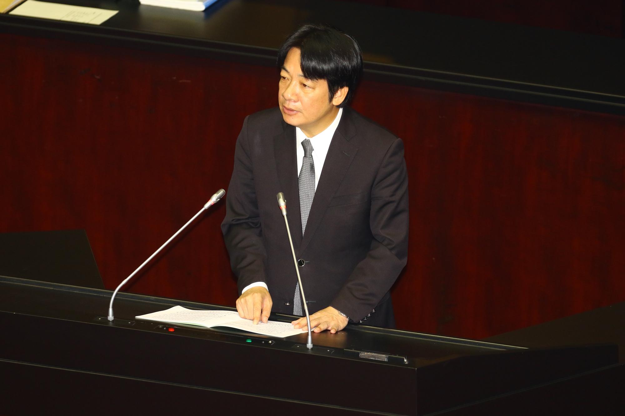 行政院長賴清德順利上台報告。