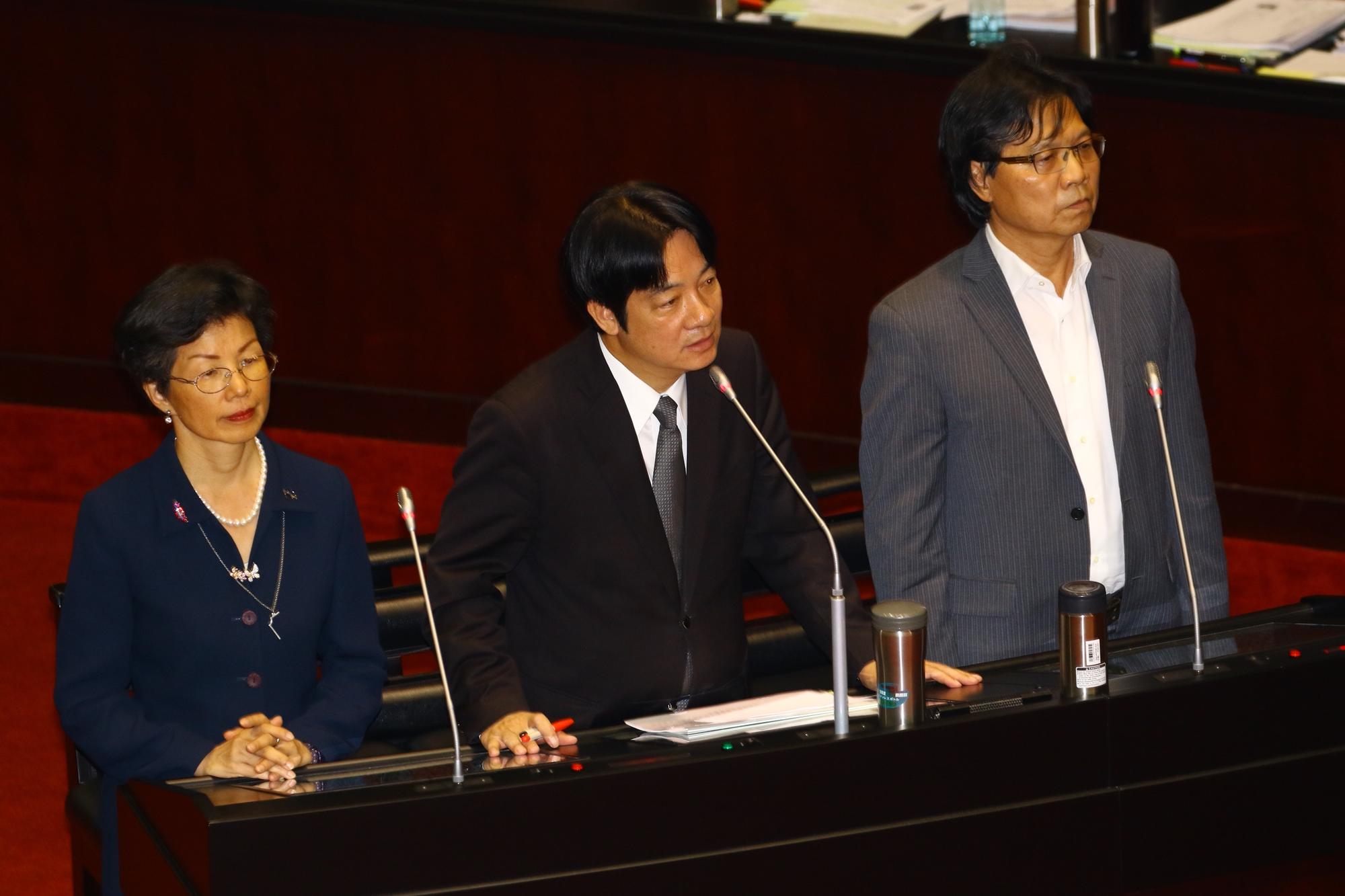 行政院長賴清德(中)、內政部長葉俊榮(右)、陸委會主委張小月(左)接受質詢。