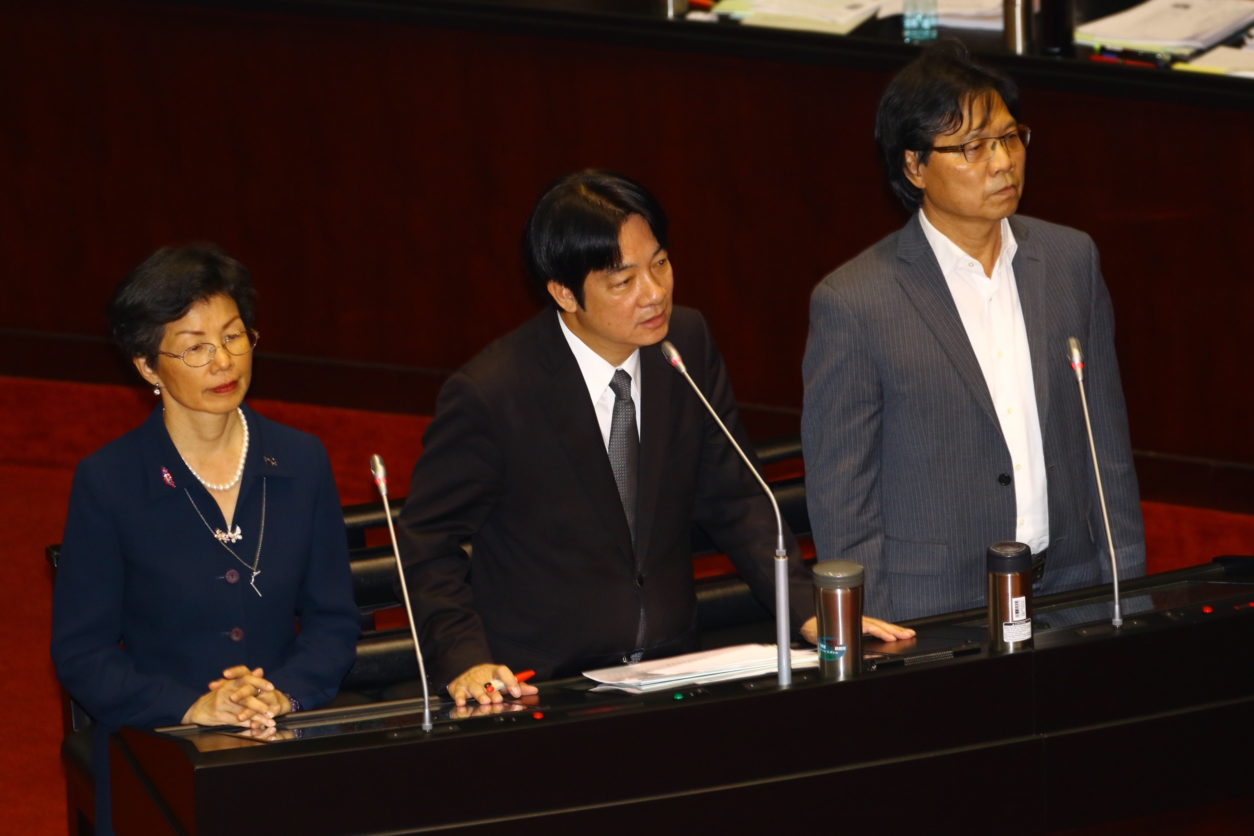 行政院長賴清德（中）、內政部長葉俊榮（右）、陸委會主委張小月（左）接受質詢。