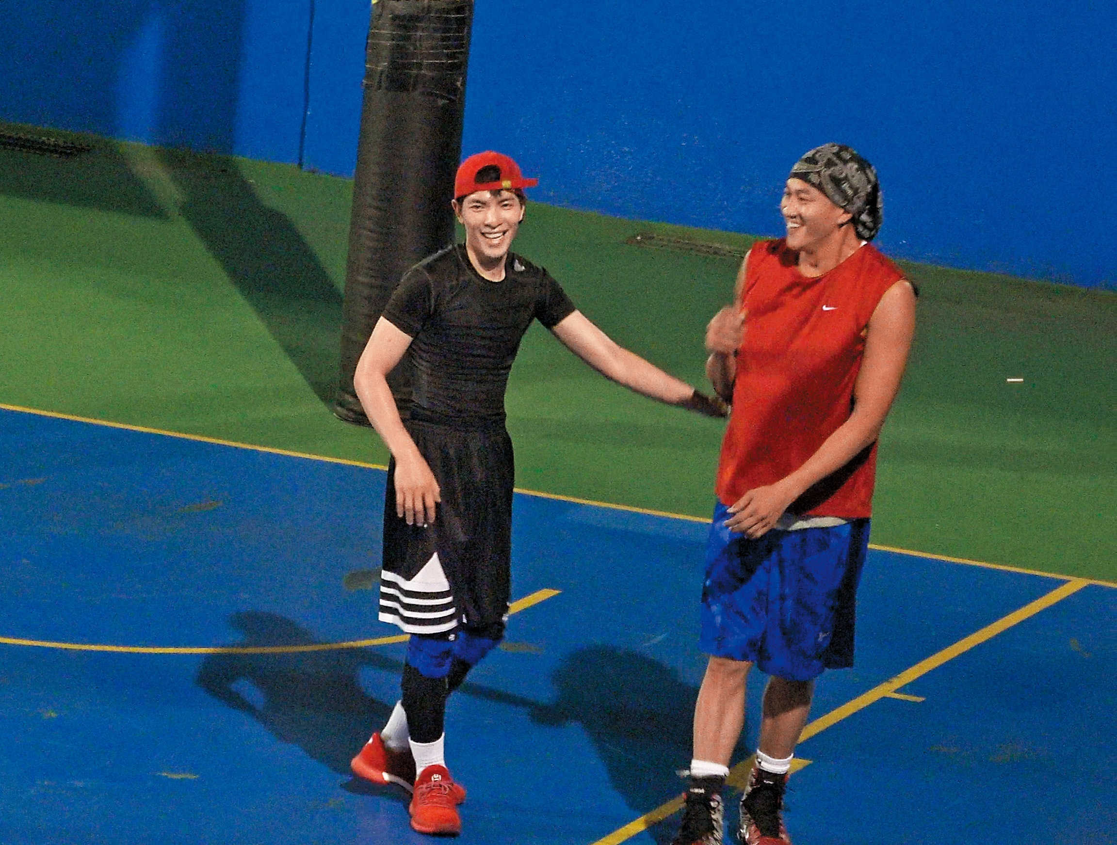 何潤東與蕭敬騰兩人場上尬球技。